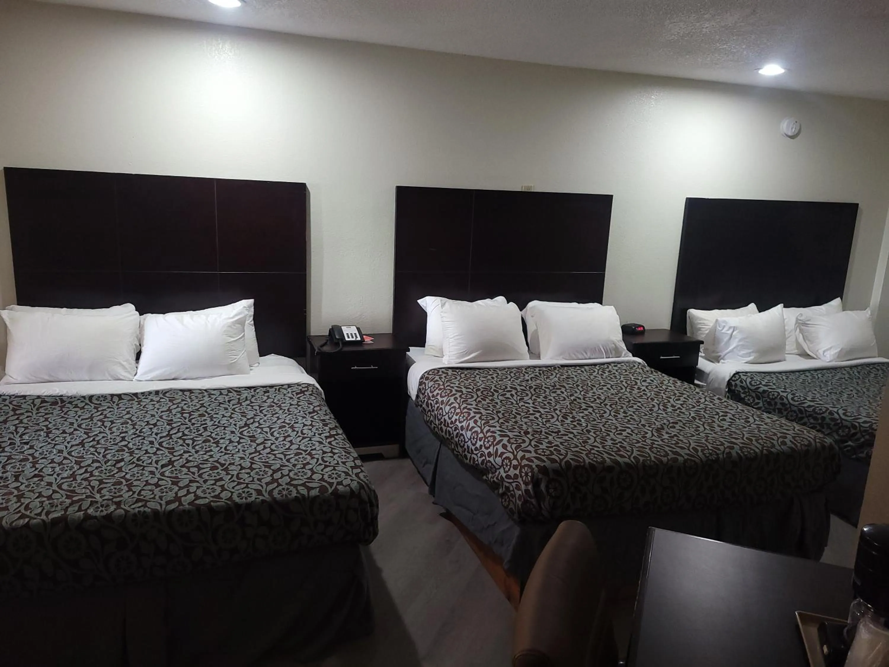 Bed in Econo Lodge Las Vegas