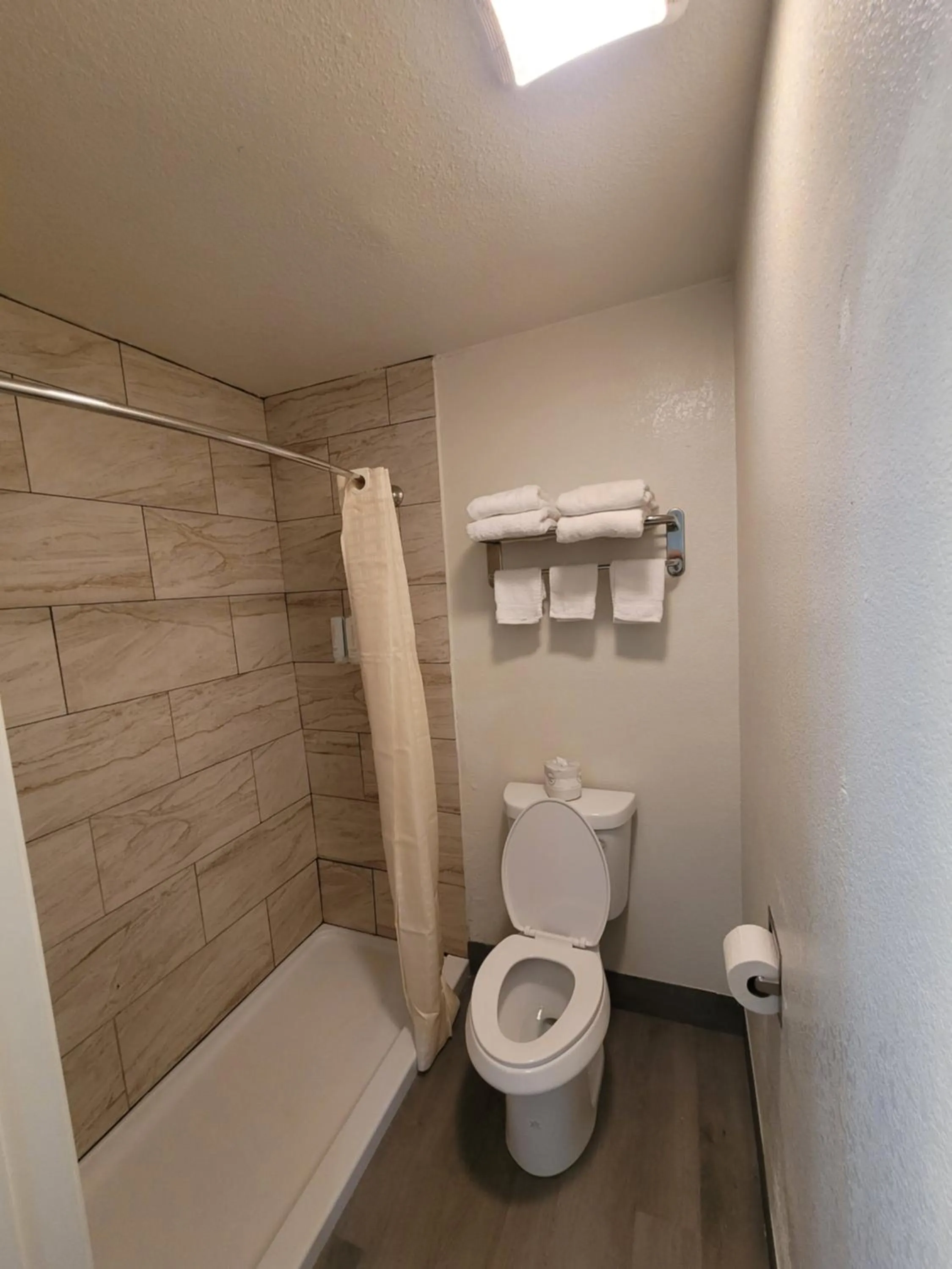 Shower in Econo Lodge Las Vegas