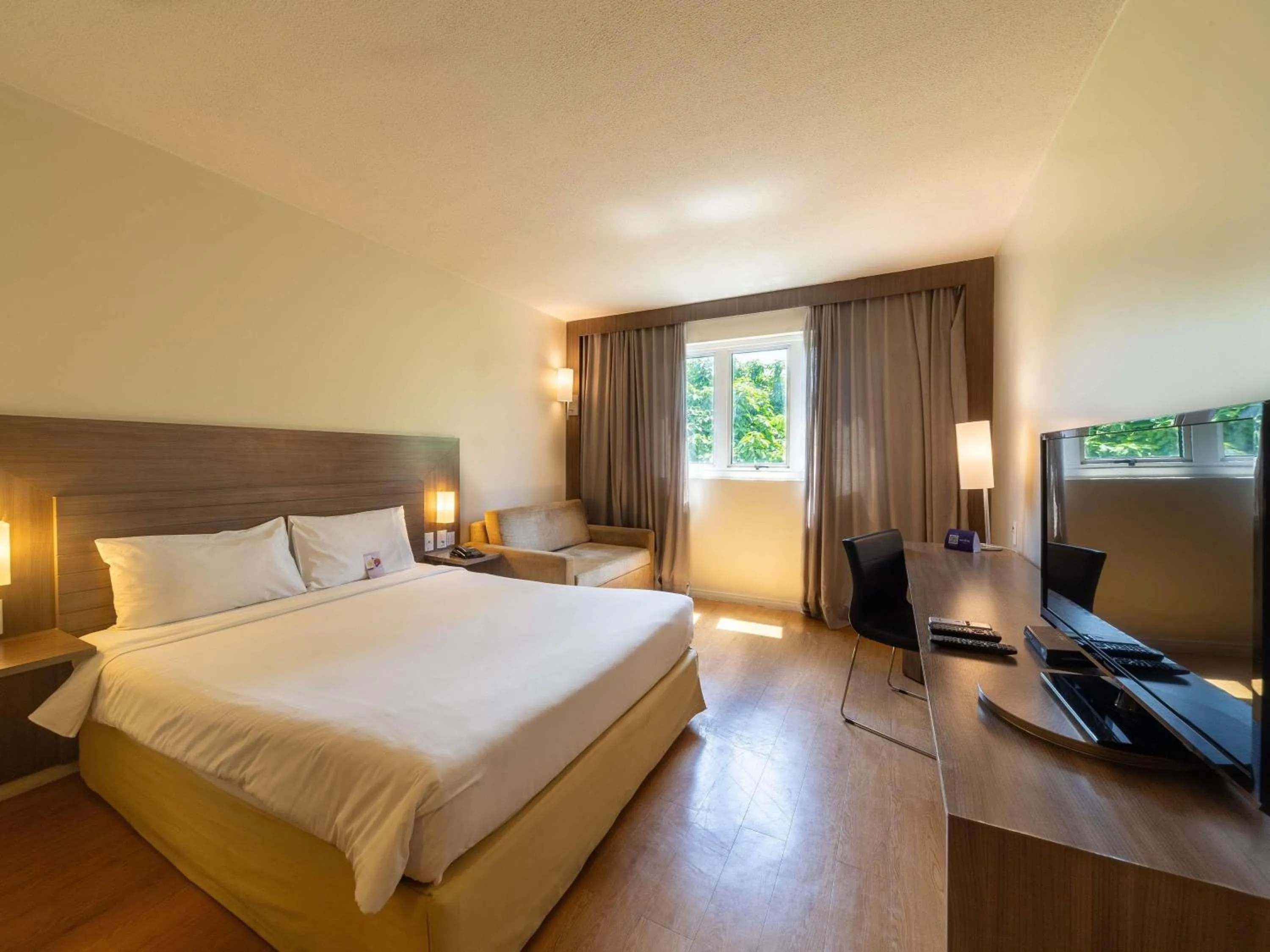 Property building, Bed in Novotel Manaus