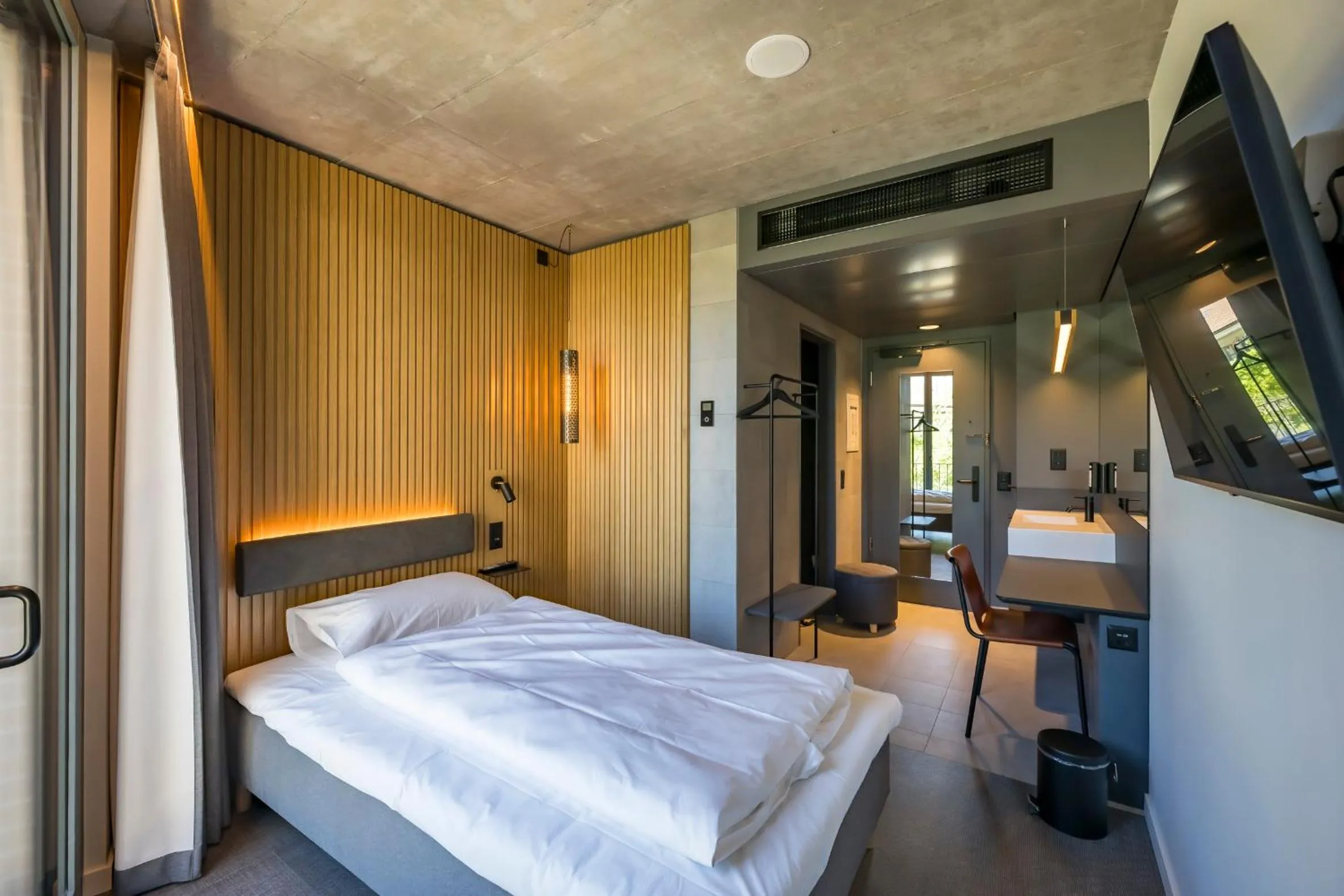 Photo of the whole room, Bed in Zleep Hotel Zürich-Kloten