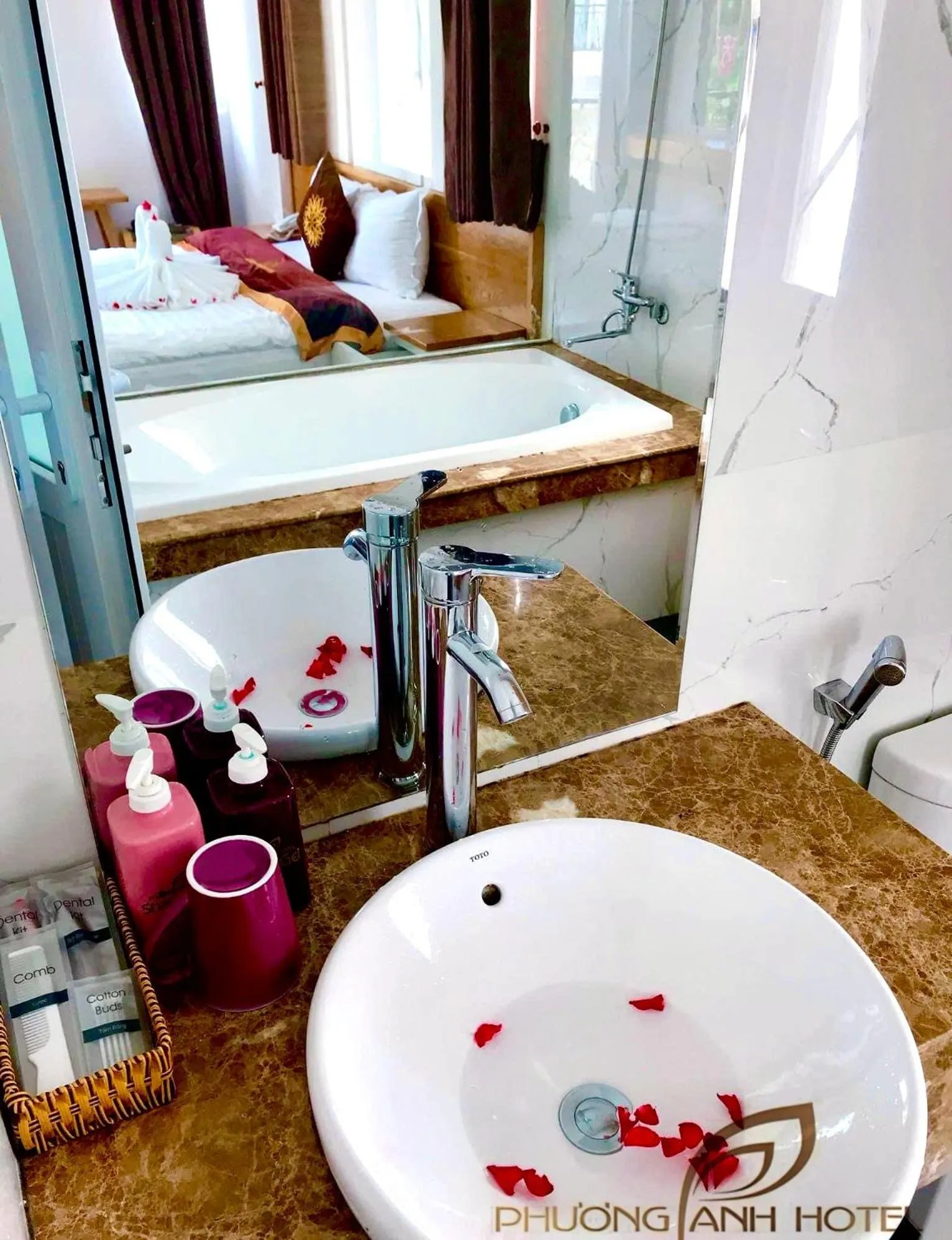 Toilet, Bed in Phương Anh Valley Hotel