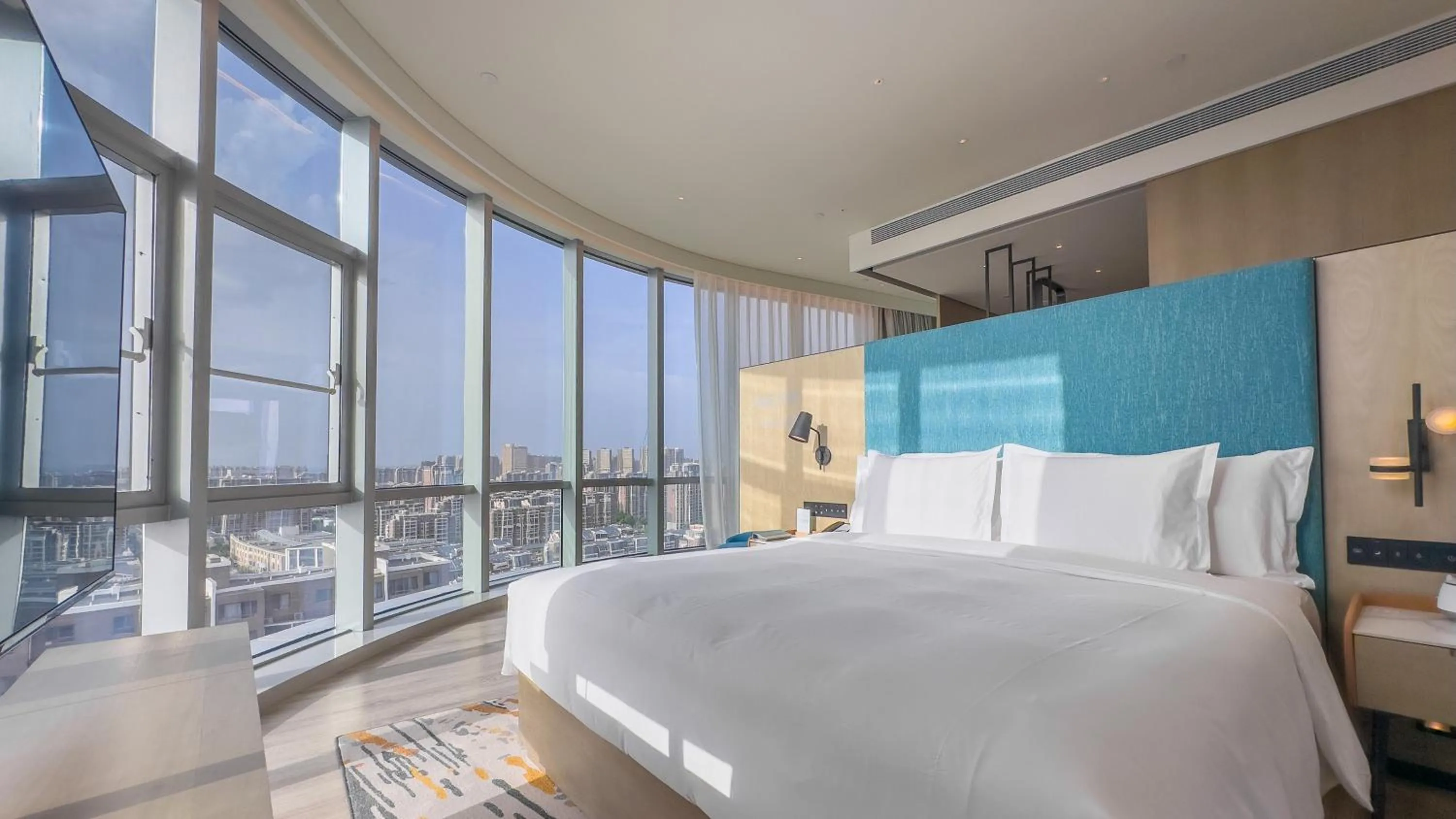 Photo of the whole room, Bed in EVEN Hotel Yinchuan Yuehai by IHG