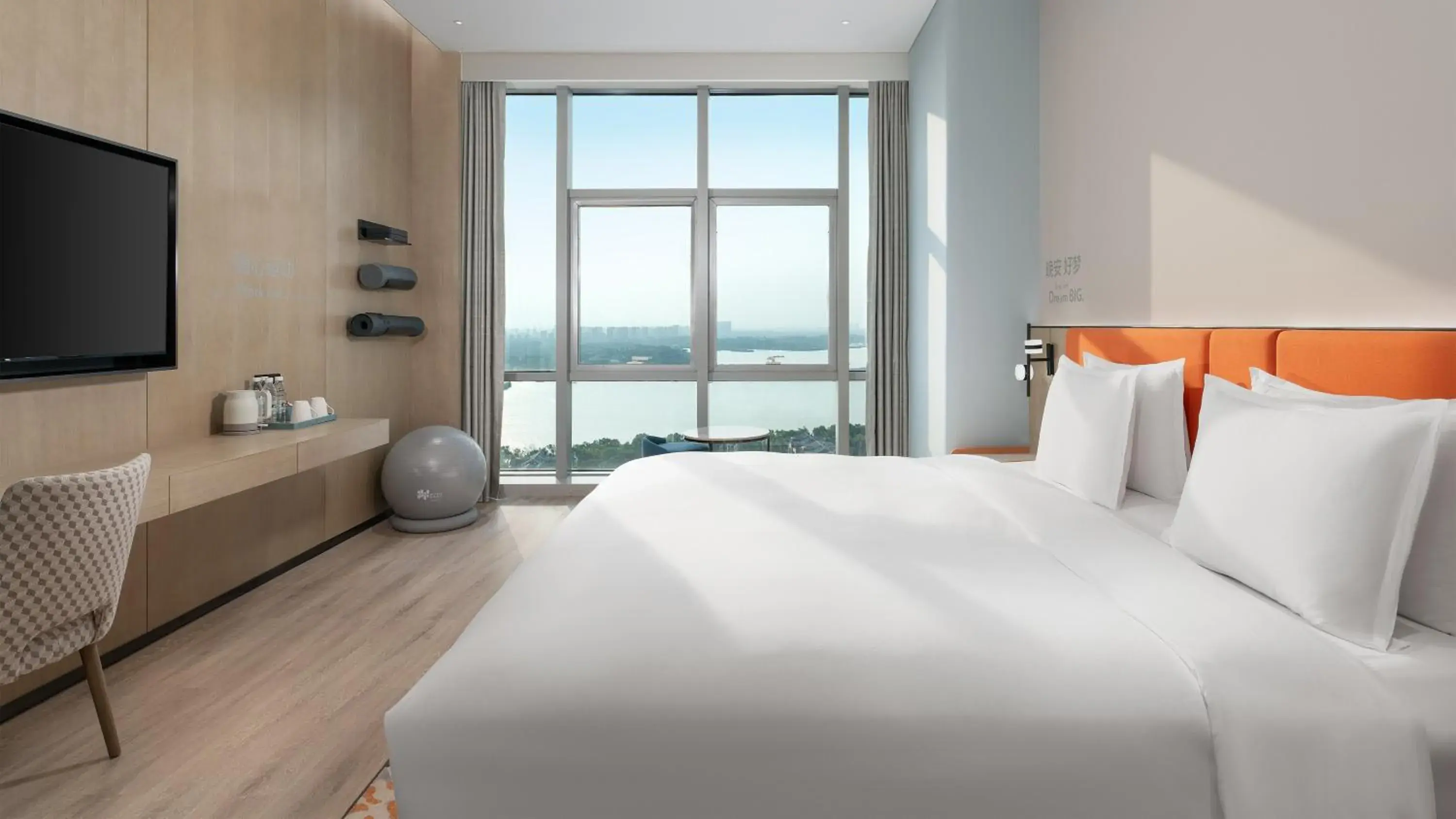 Standard King Room with Lake View in EVEN Hotel Yinchuan Yuehai by IHG Standard King Room with Lake View in EVEN Hotel Yinchuan Yuehai by IHG