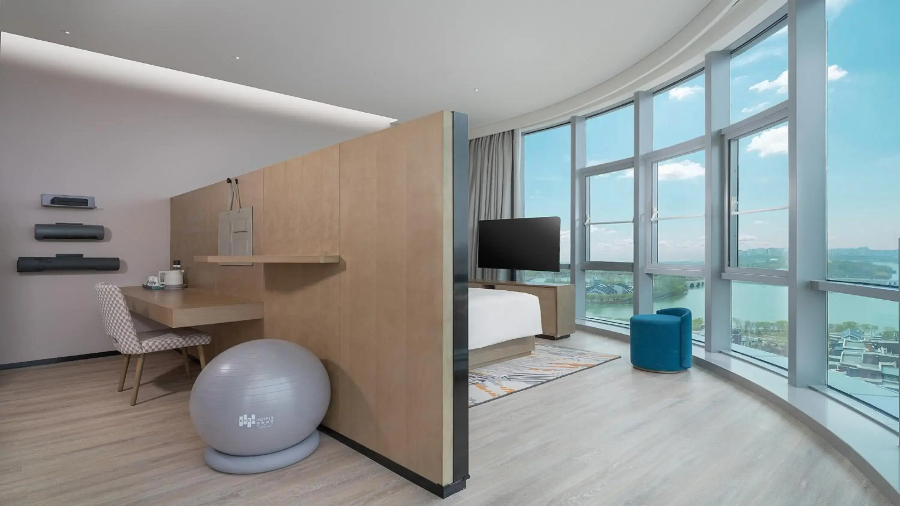 Premium King Room with Lake View in EVEN Hotel Yinchuan Yuehai by IHG Premium King Room with Lake View in EVEN Hotel Yinchuan Yuehai by IHG