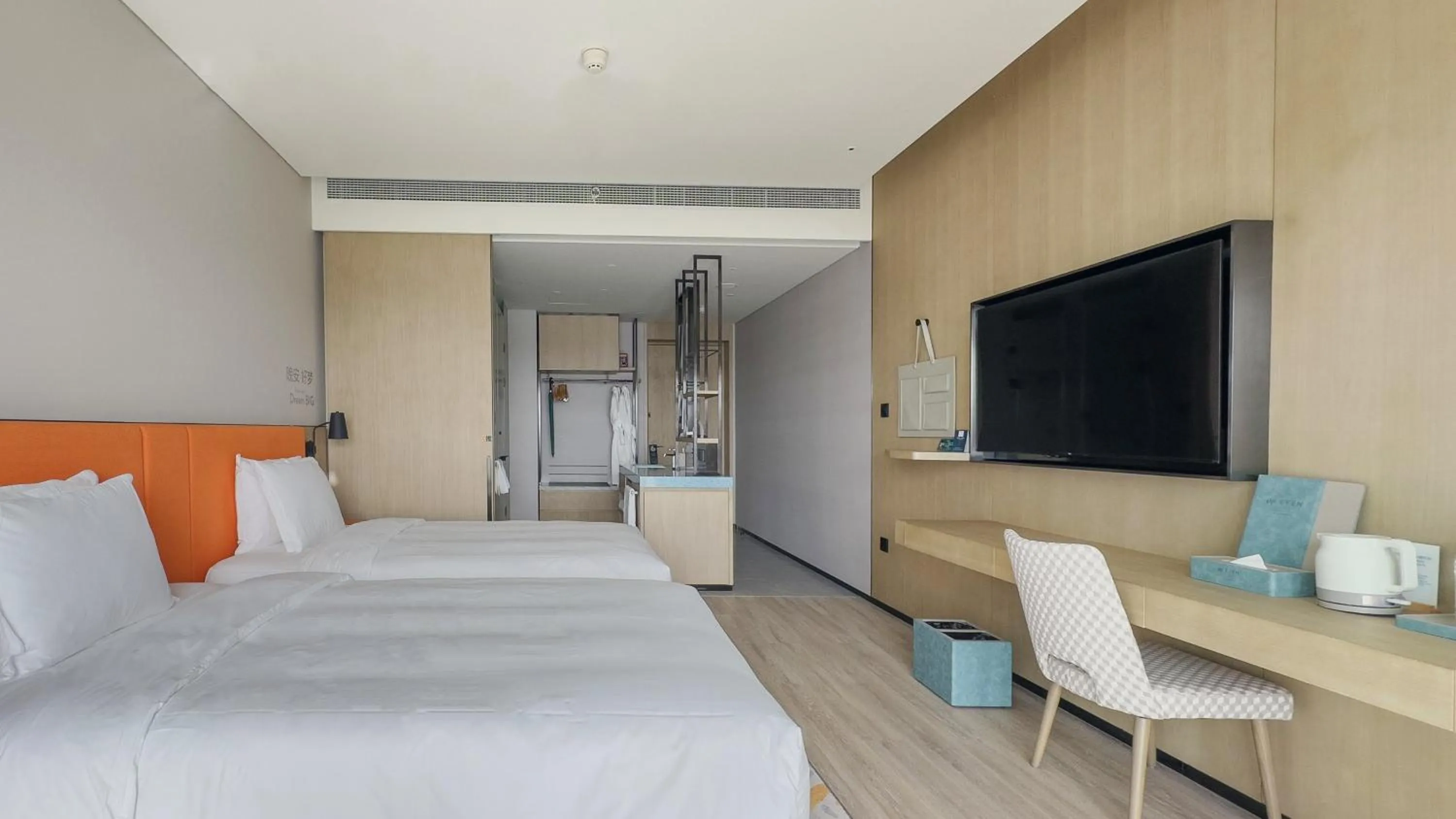 Photo of the whole room, Bed in EVEN Hotel Yinchuan Yuehai by IHG