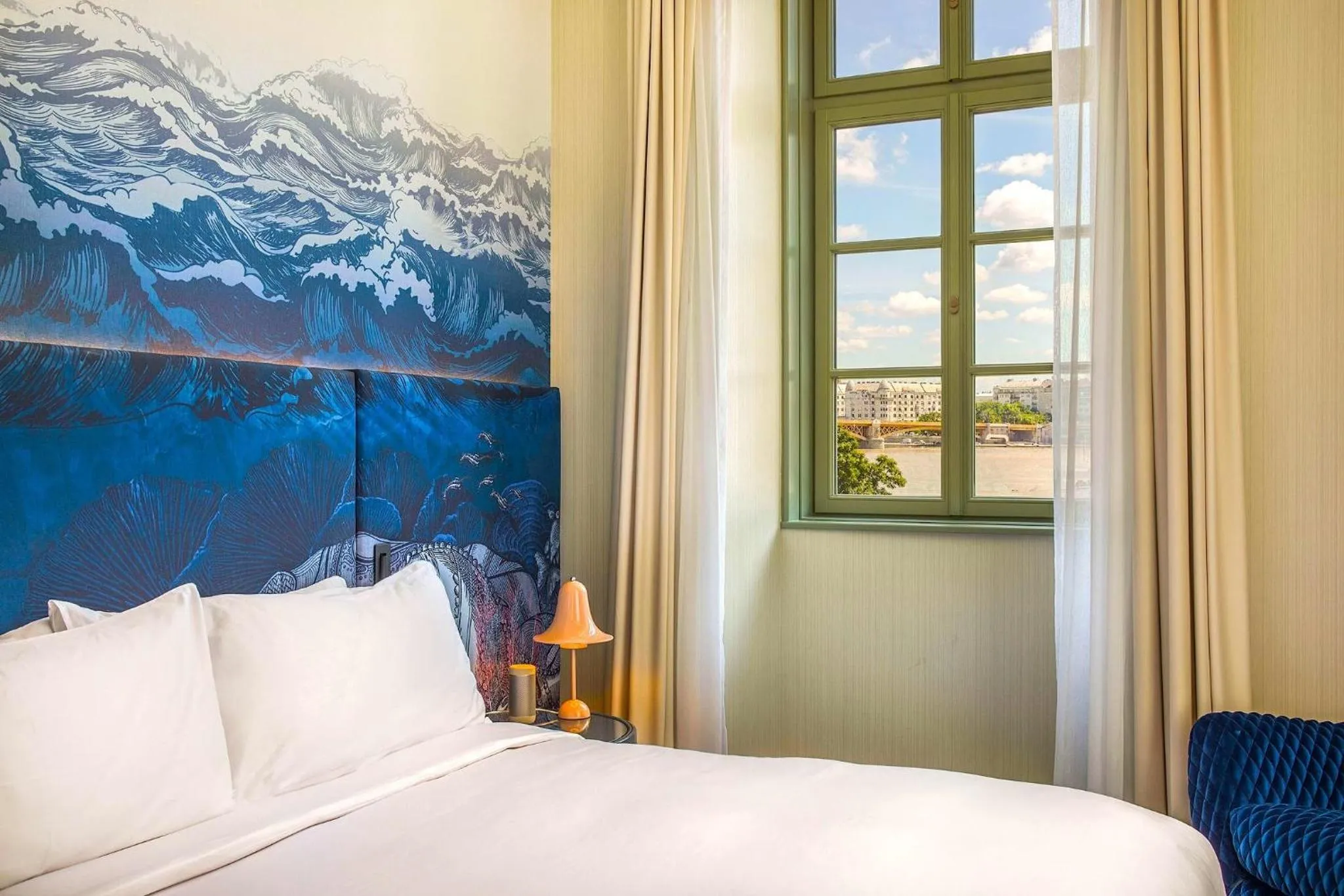 Photo of the whole room, Bed in Kimpton BEM Budapest by IHG