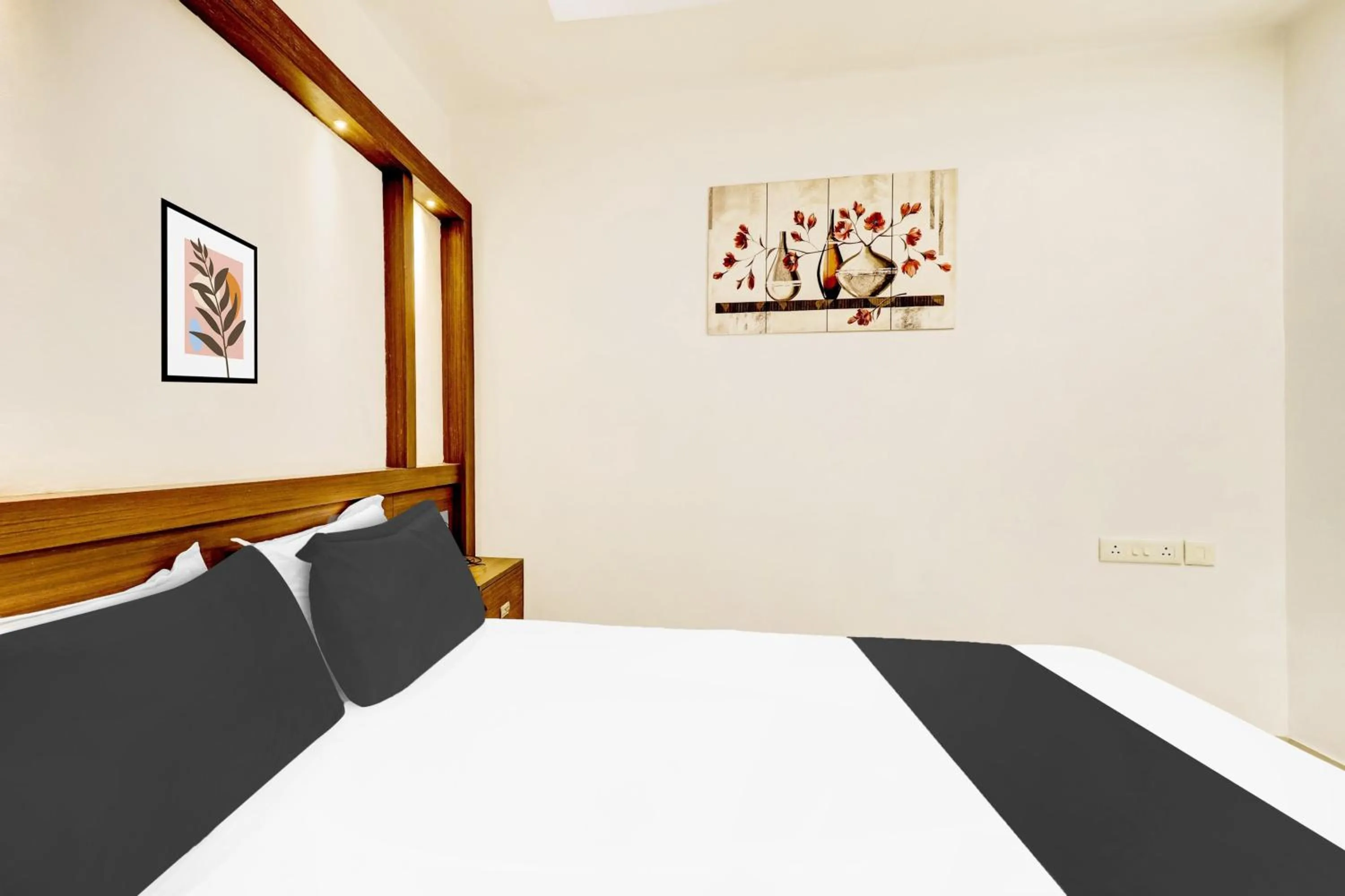 Bedroom, Bed in Super Hotel O Kazhakoottam Near AL SAJ Convention Centre