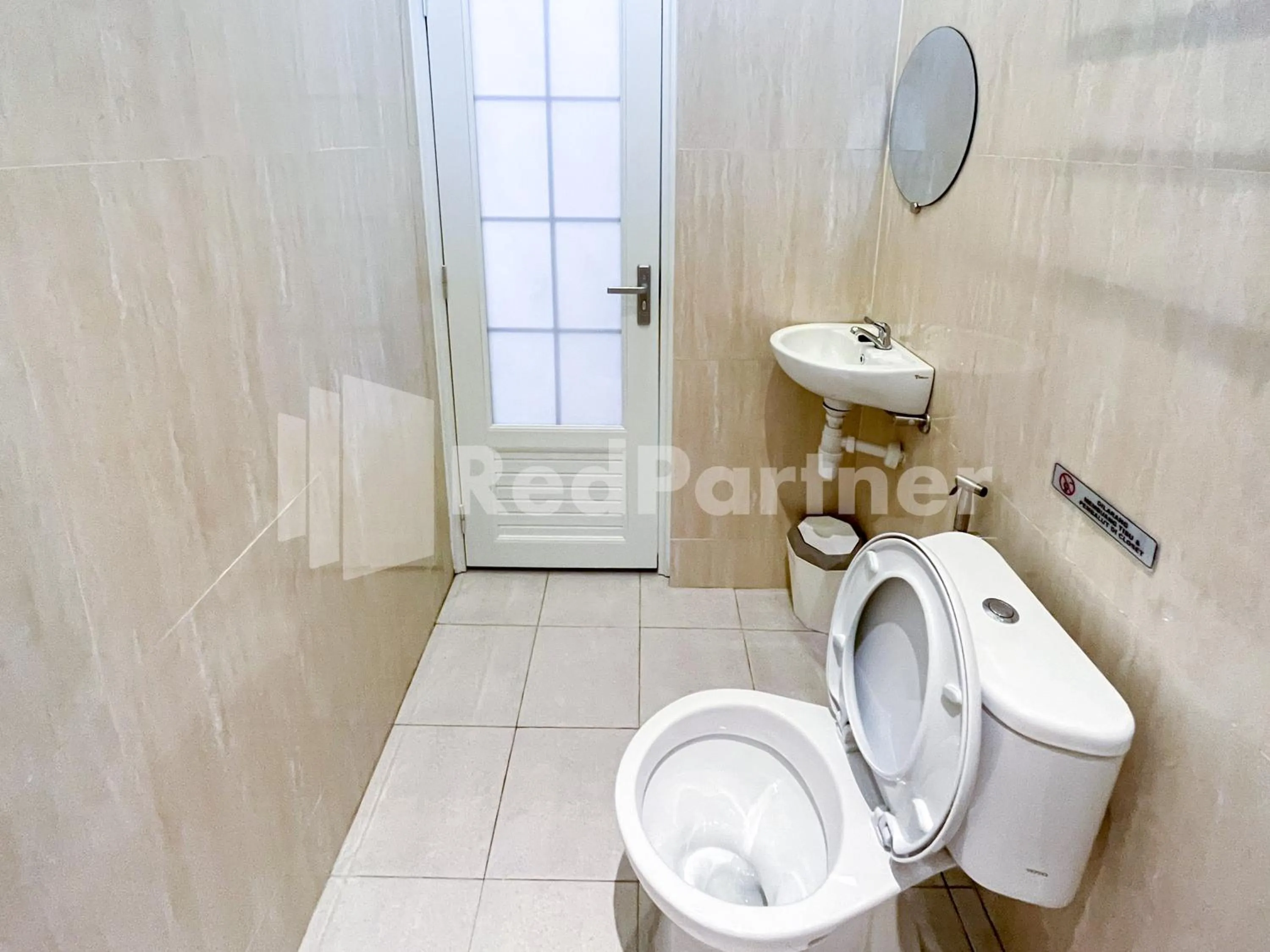 Bathroom in JENGGO Riverside Mitra RedDoorz near Kampung Inggris Pare