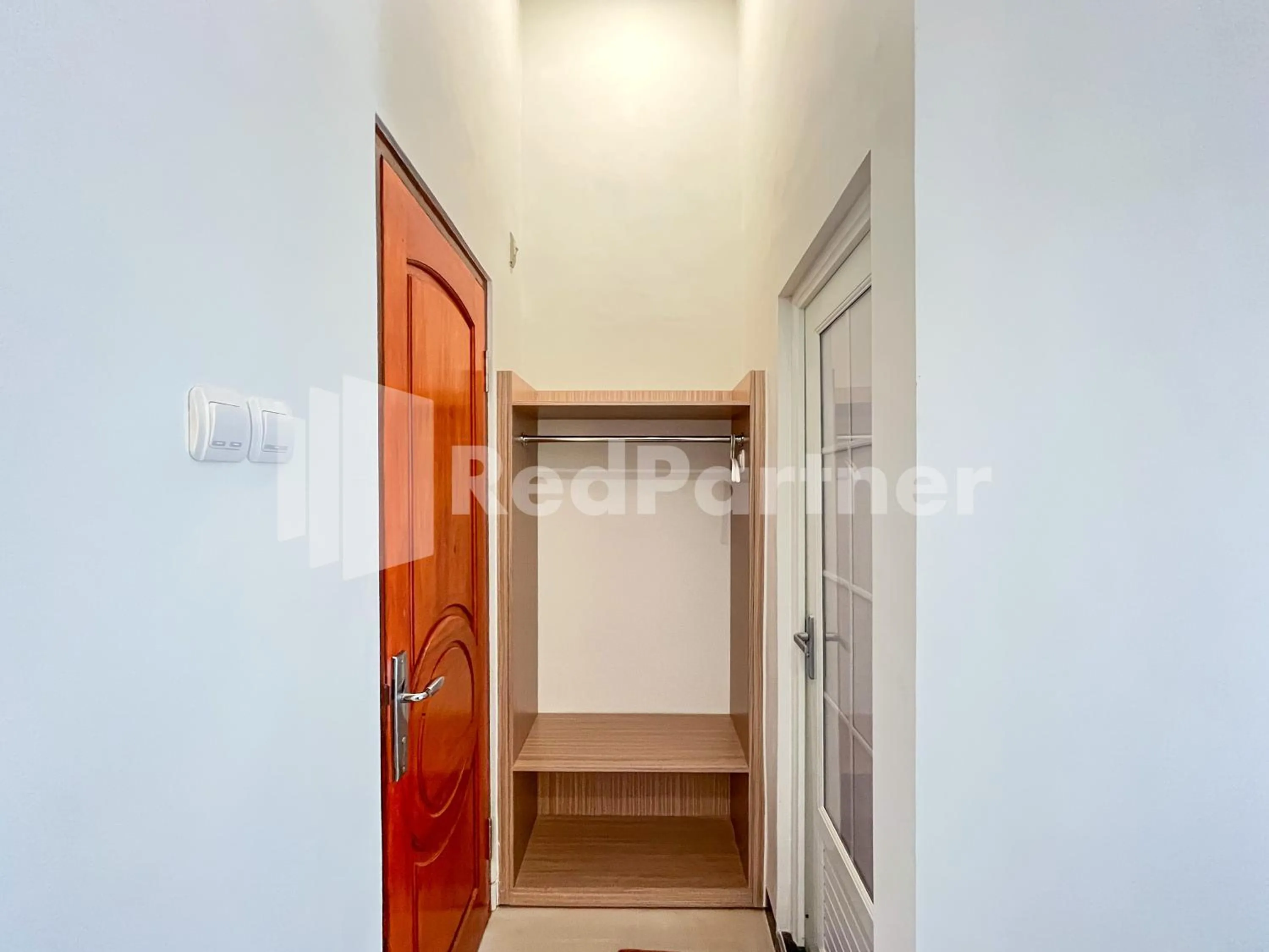 wardrobe in JENGGO Riverside Mitra RedDoorz near Kampung Inggris Pare