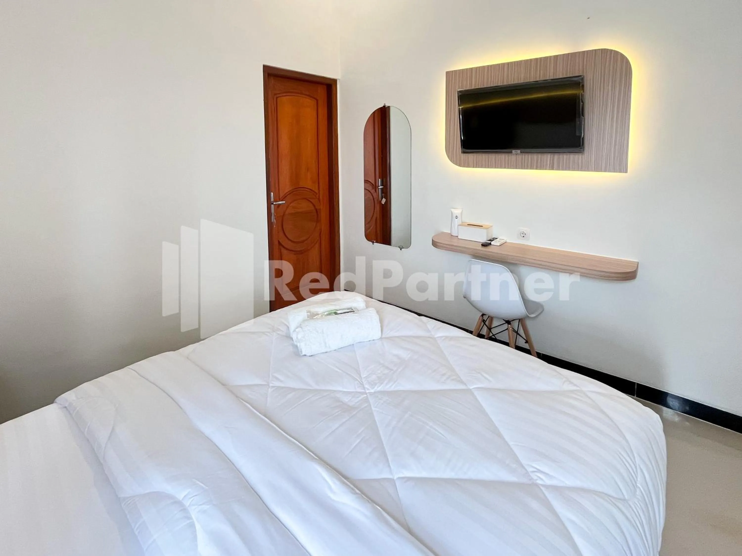 Bedroom, Bed in JENGGO Riverside Mitra RedDoorz near Kampung Inggris Pare