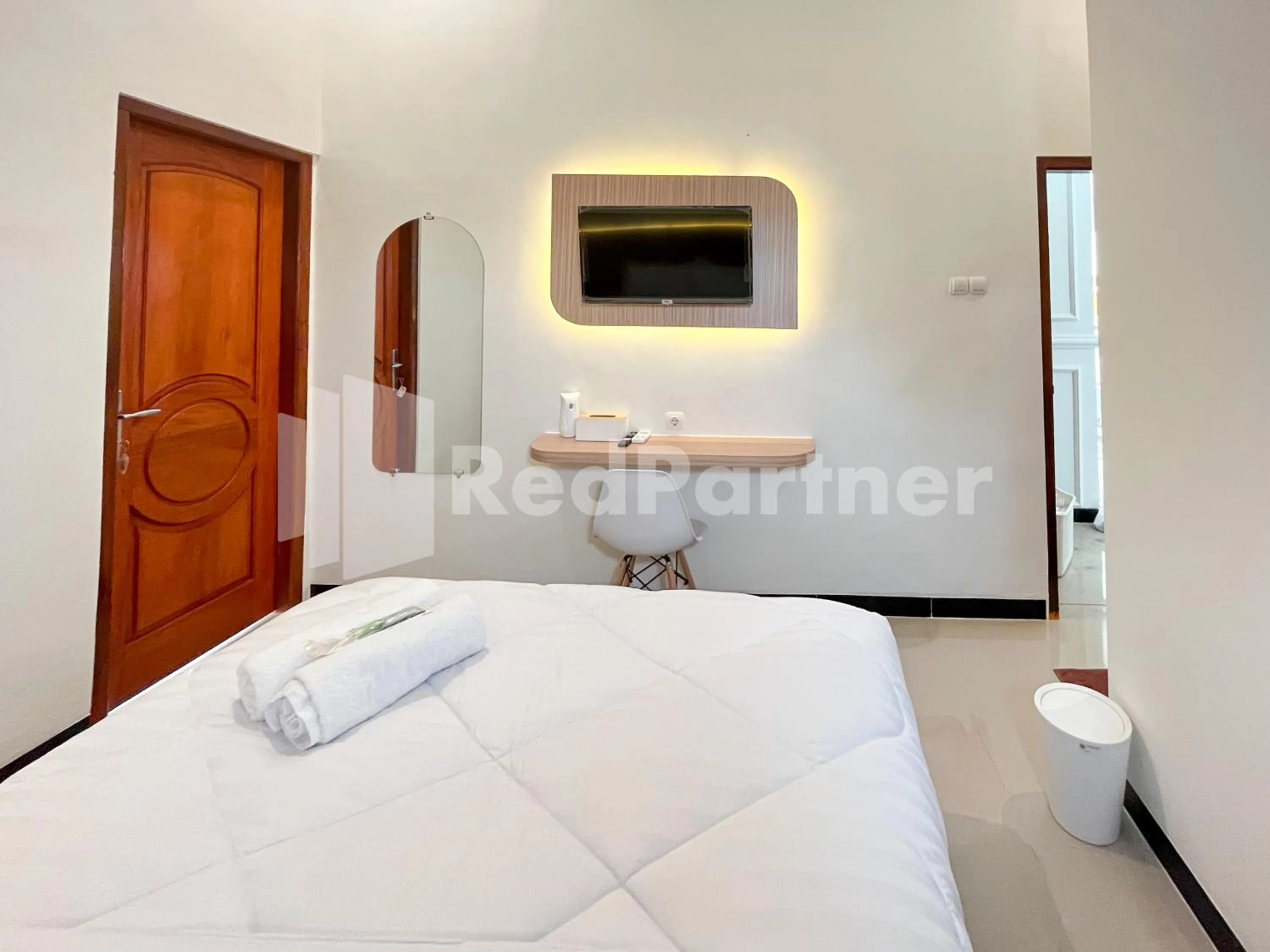 Bedroom, Bed in JENGGO Riverside Mitra RedDoorz near Kampung Inggris Pare