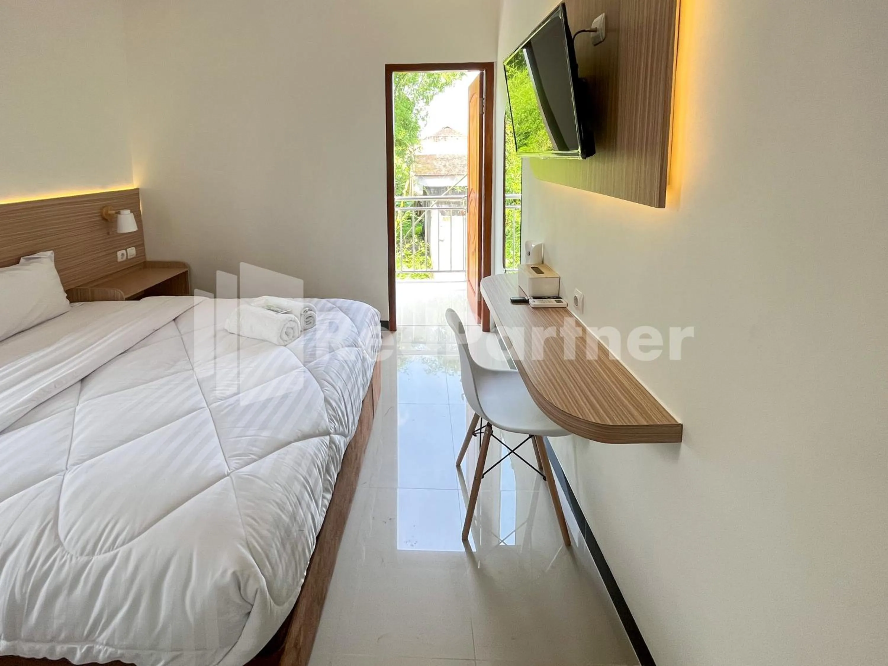 Bedroom, Bed in JENGGO Riverside Mitra RedDoorz near Kampung Inggris Pare