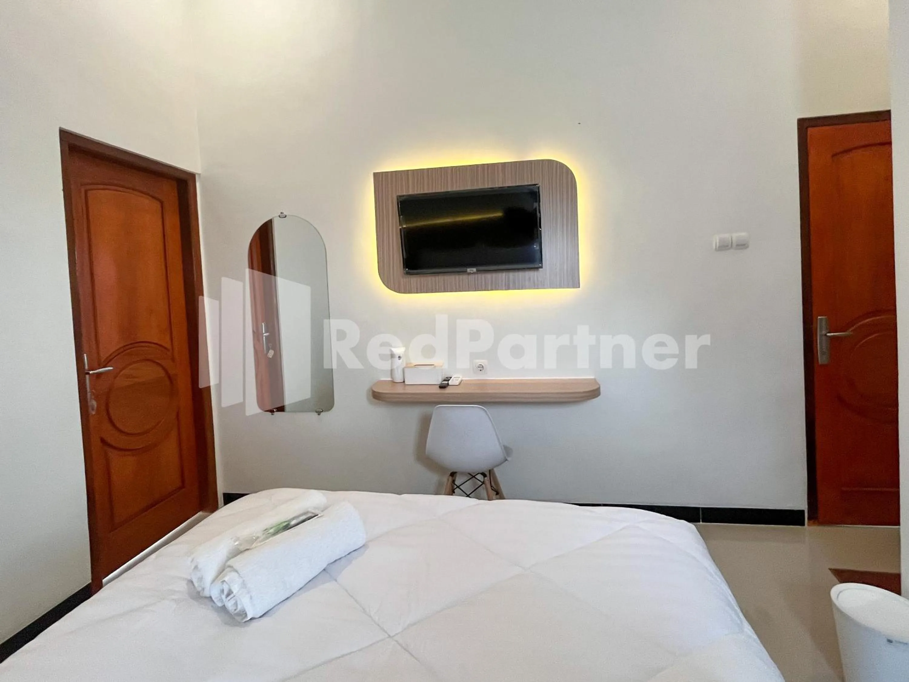 Bedroom, Bed in JENGGO Riverside Mitra RedDoorz near Kampung Inggris Pare