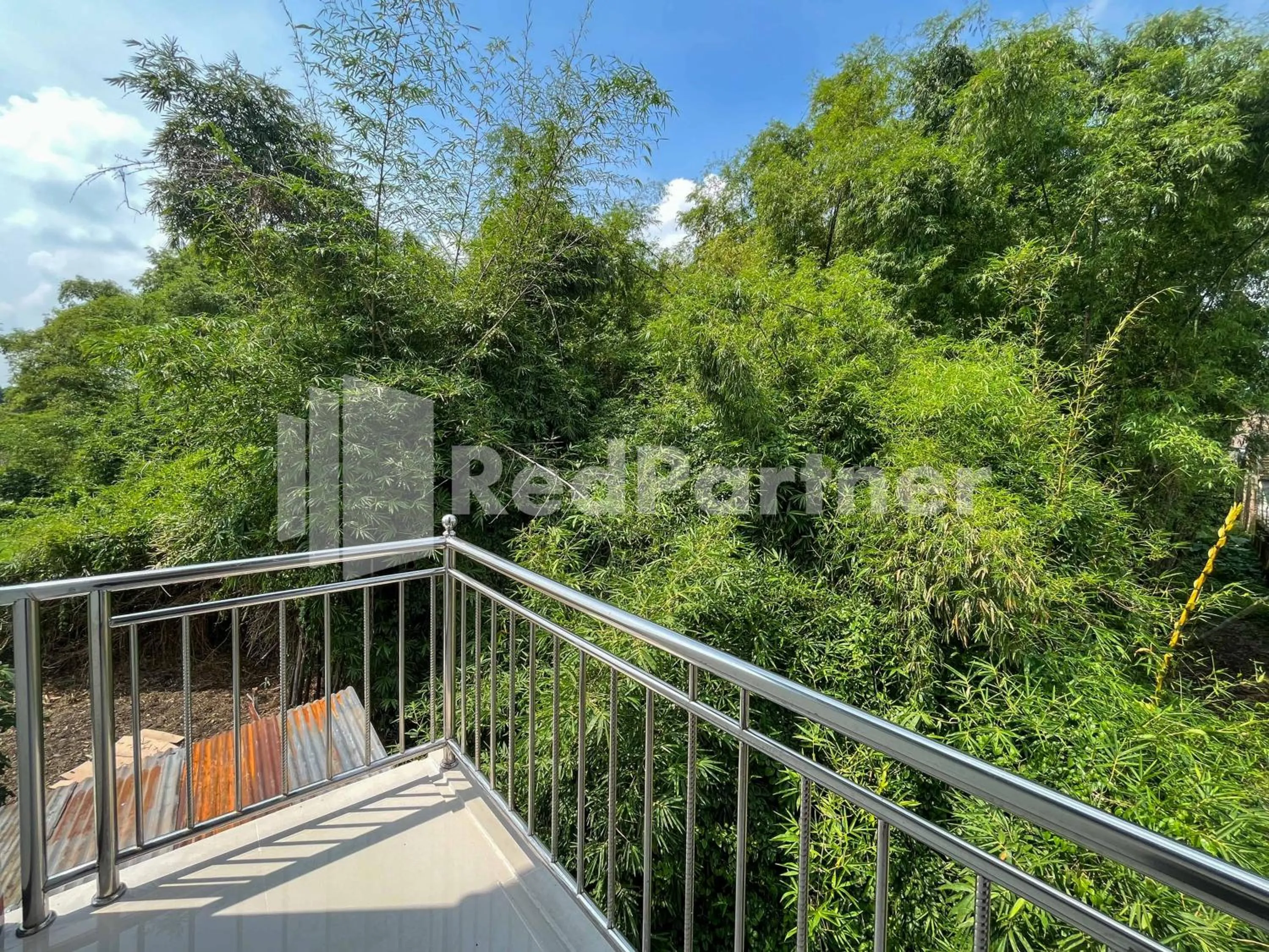 Balcony/Terrace in JENGGO Riverside Mitra RedDoorz near Kampung Inggris Pare