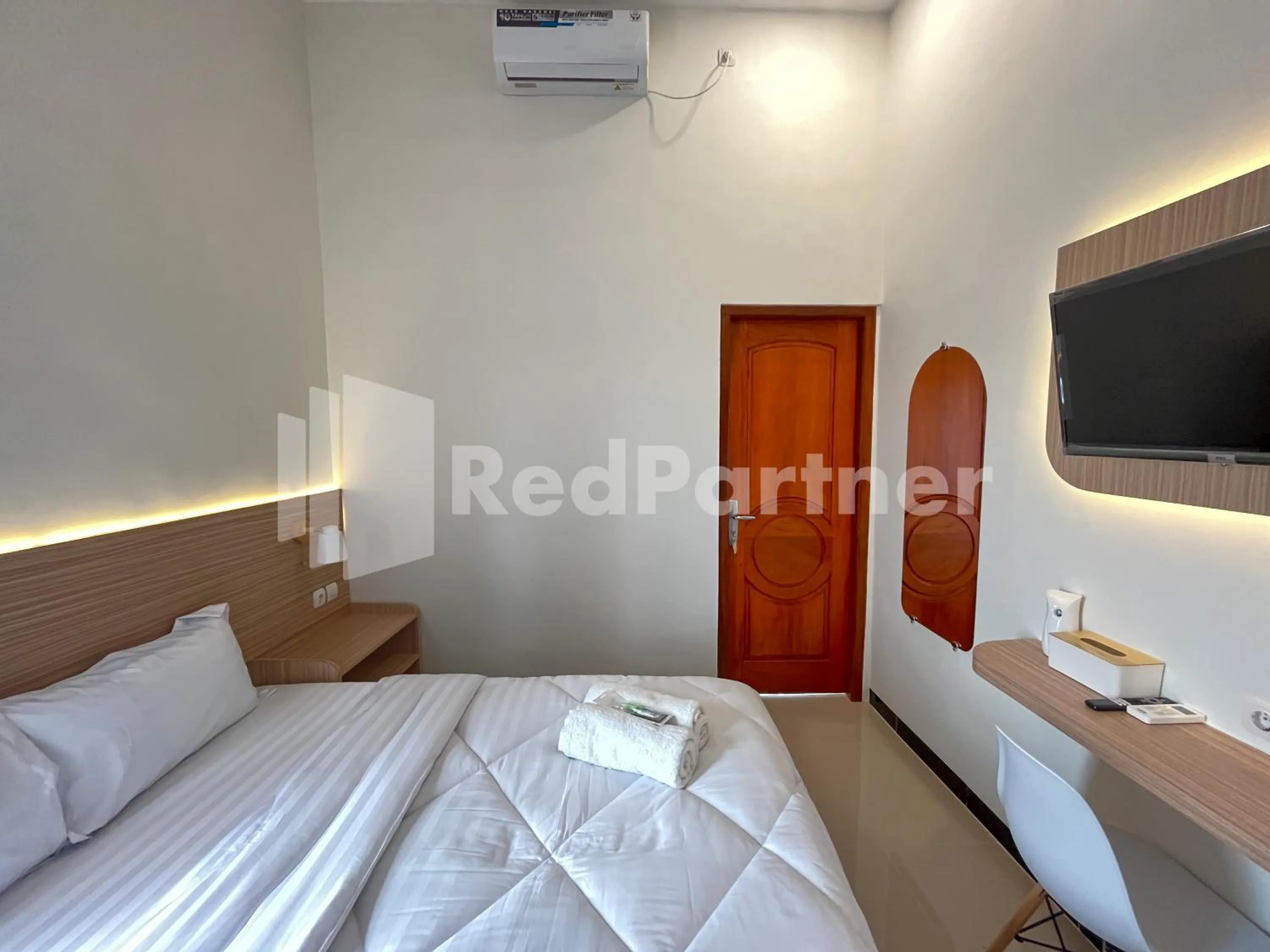 Bedroom, Bed in JENGGO Riverside Mitra RedDoorz near Kampung Inggris Pare