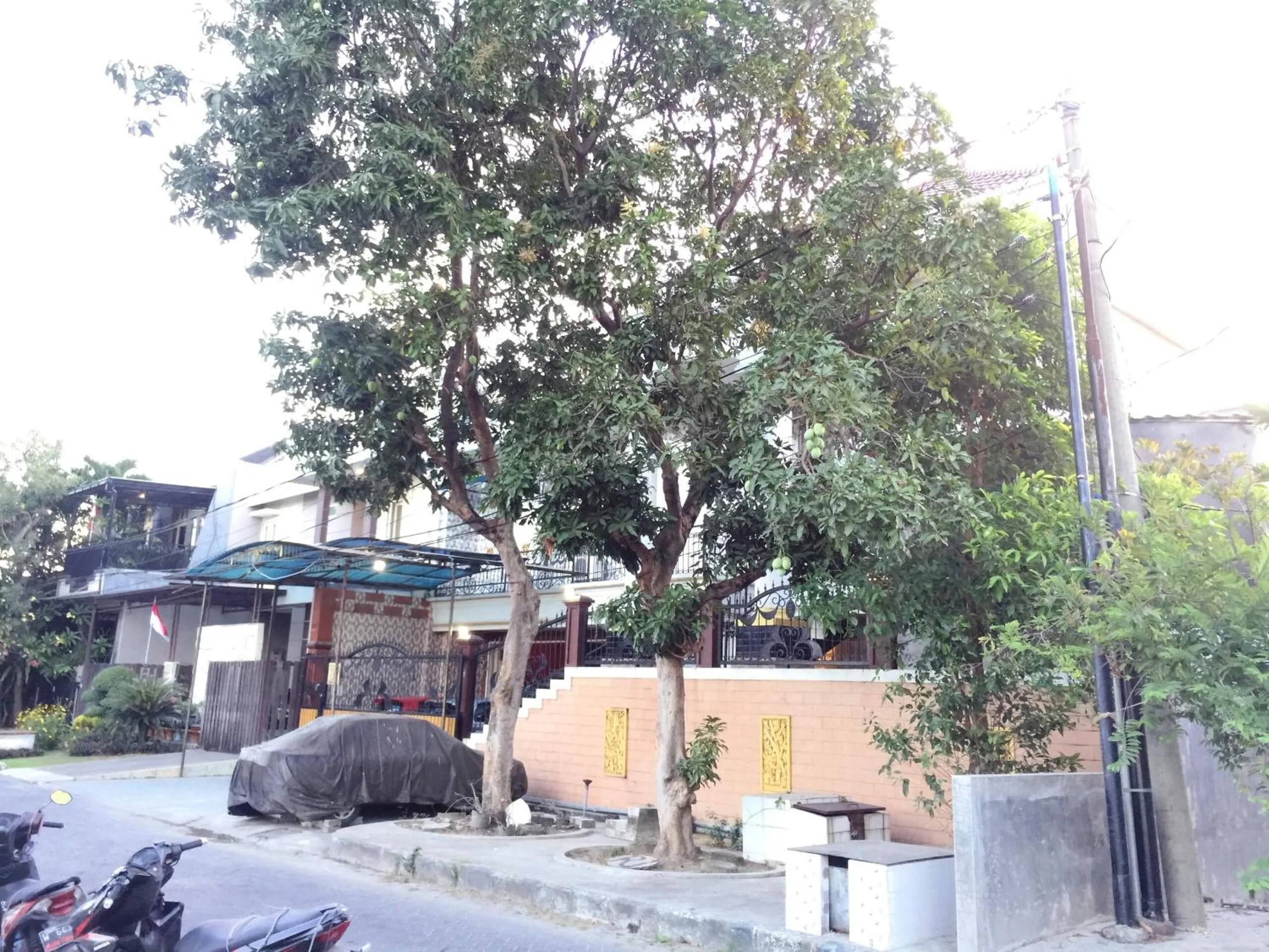 Facade/entrance in Hotel O Guest House Bu Iin Syariah