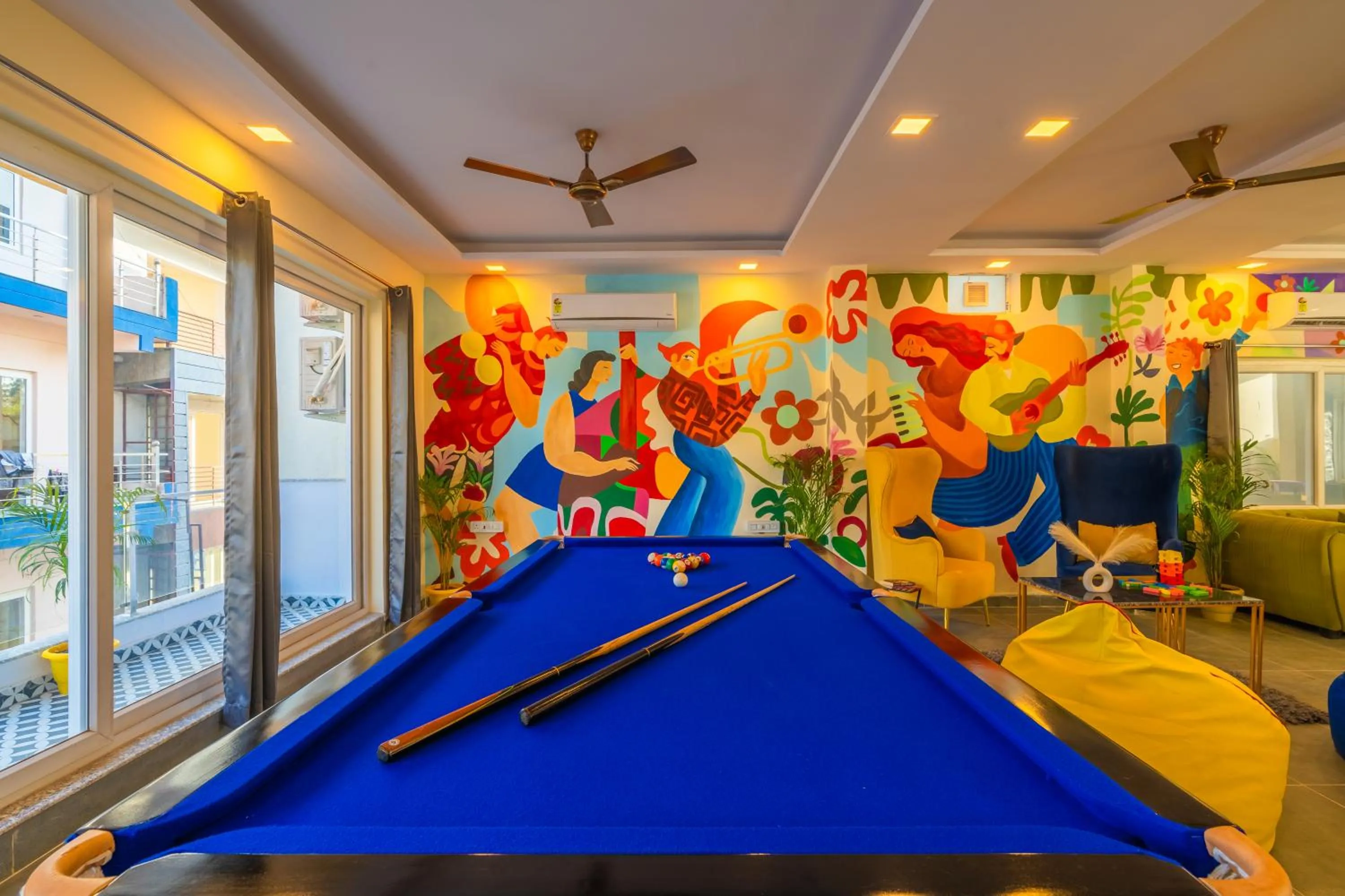 Communal lounge/ TV room in The Social Stays Rishikesh