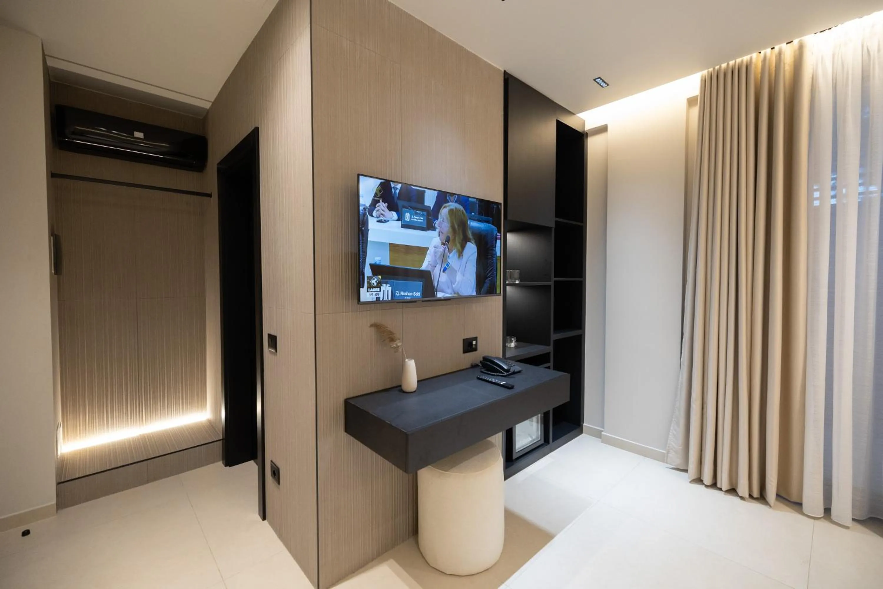 Communal lounge/ TV room in Hotel Beke