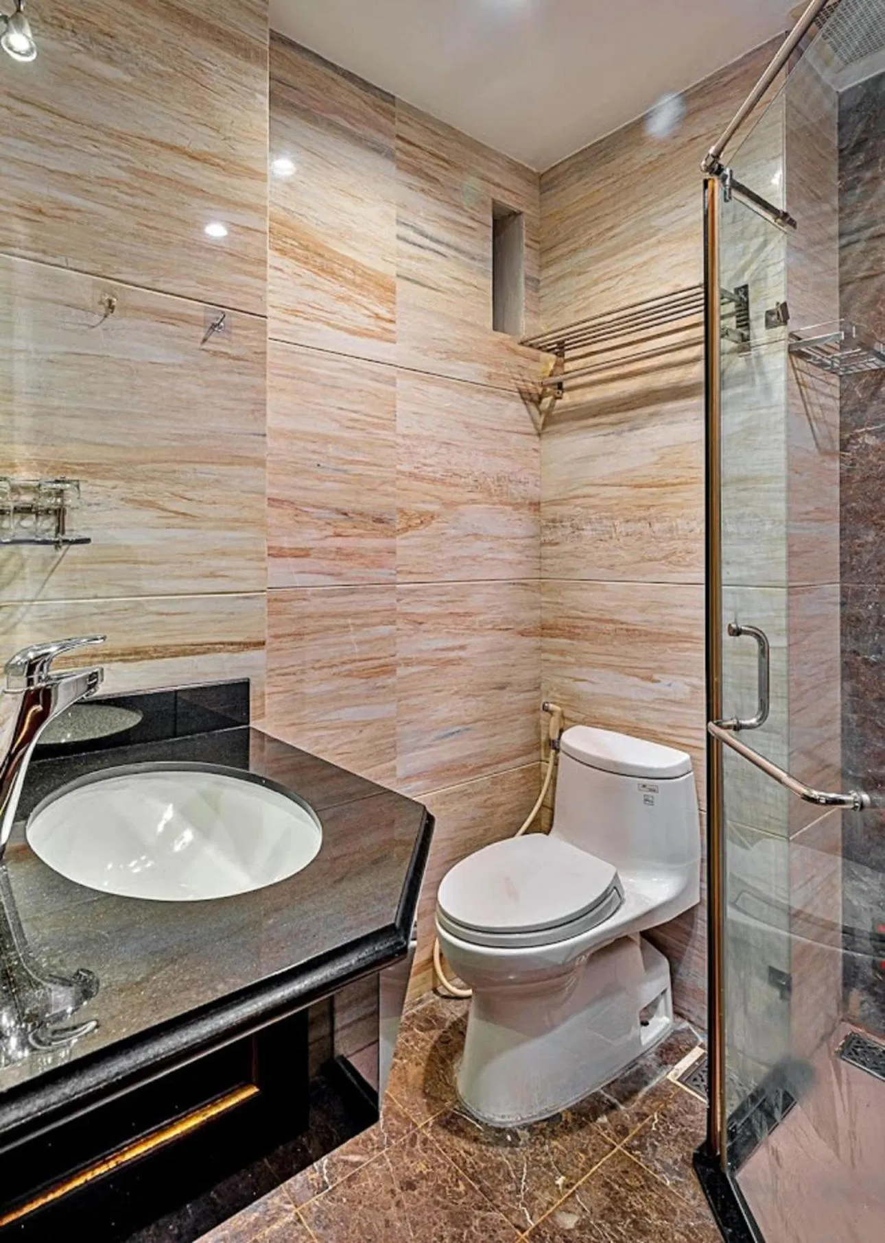 Shower in Nicecy Hotel - Apartment Sai Gon City