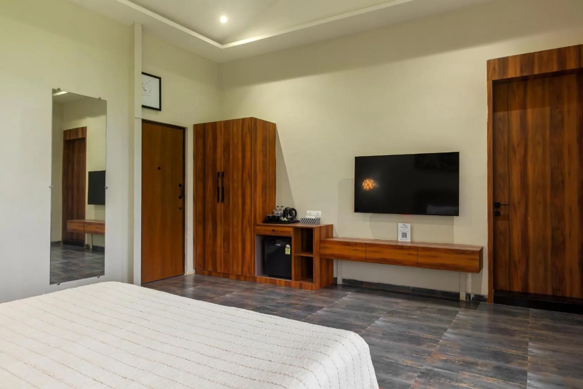 TV and multimedia, Bed in River Estates Resort, Restaurant & Spa by Vibescapes