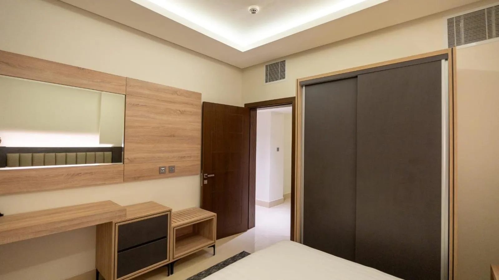 wardrobe, Bed in Maskan Alolya Serviced Apartment