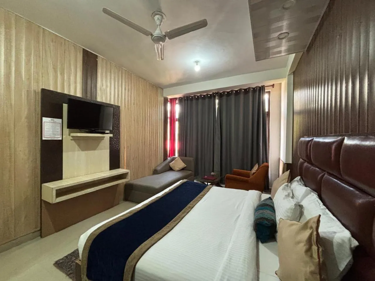 Mountain view, Bed in Hotel Bob's N Barley Luxury Room Best Hotel in McLeod Ganj