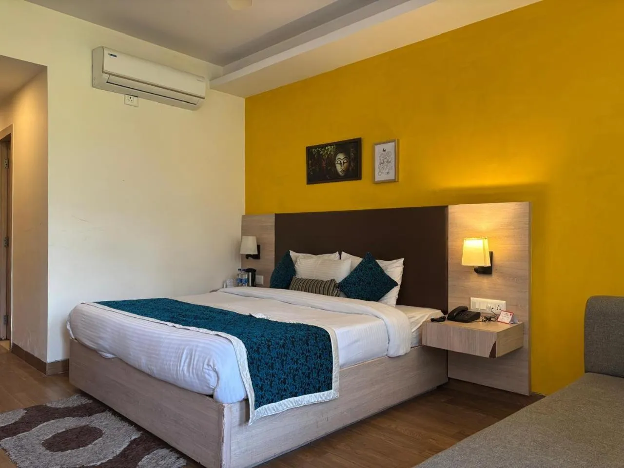 Balcony/Terrace, Bed in Hotel Bob's N Barley Luxury Room Best Hotel in McLeod Ganj