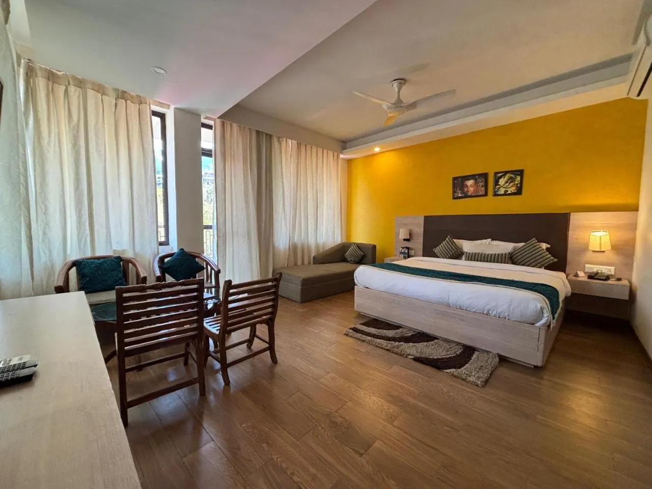 Balcony/Terrace, Bed in Hotel Bob's N Barley Luxury Room Best Hotel in McLeod Ganj