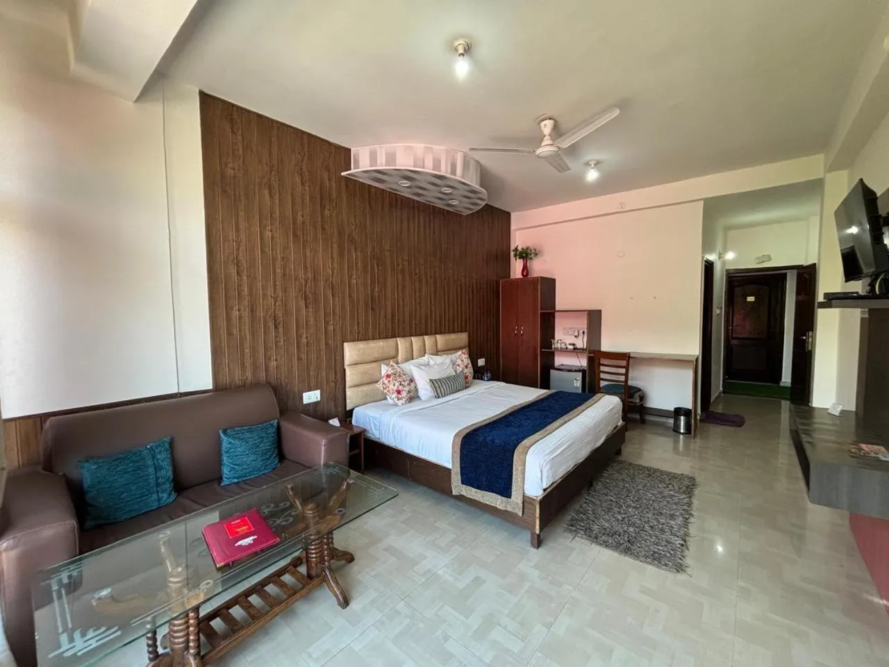 Mountain view, Bed in Hotel Bob's N Barley Luxury Room Best Hotel in McLeod Ganj