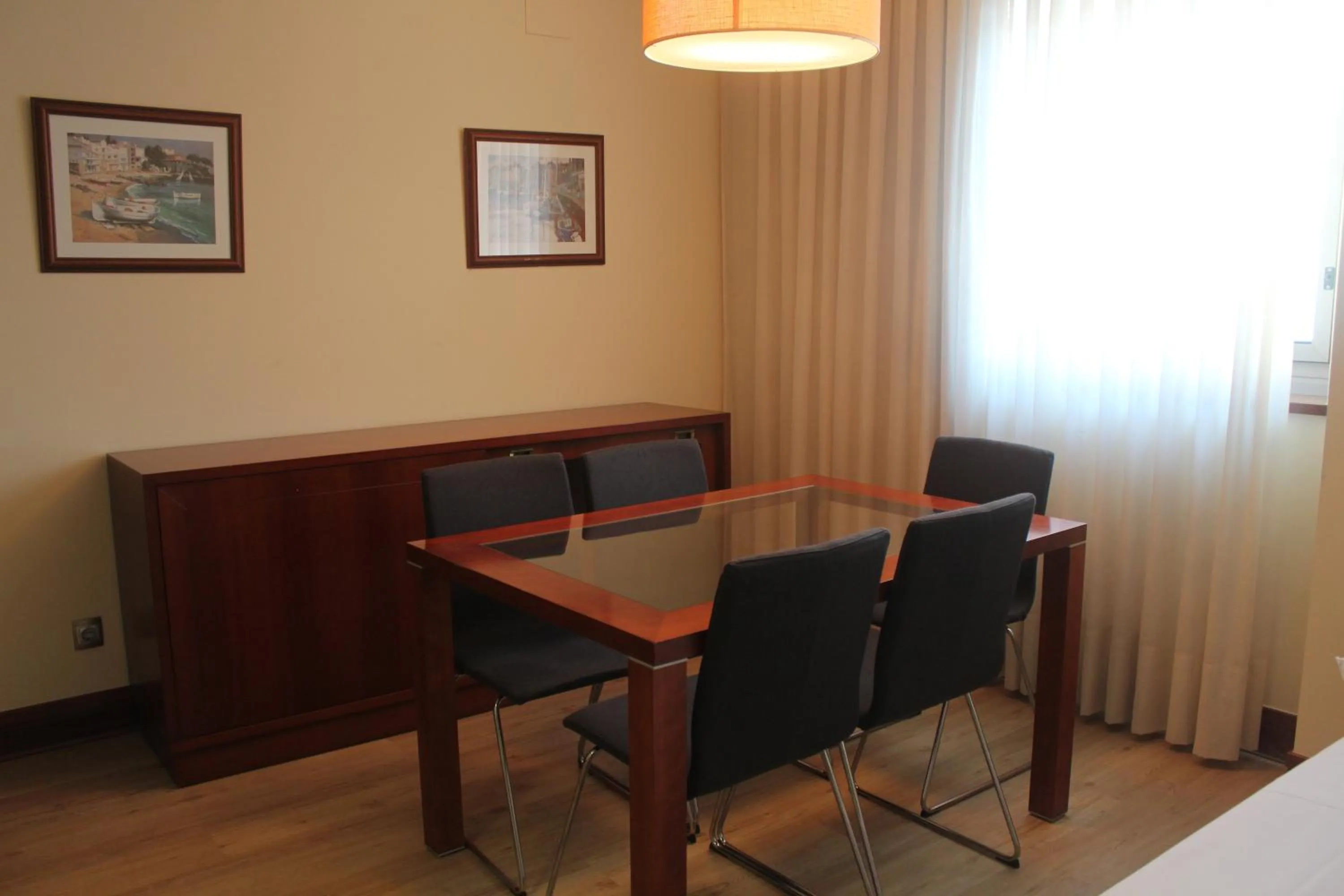Dining area in Santiago Apartments Bilbao