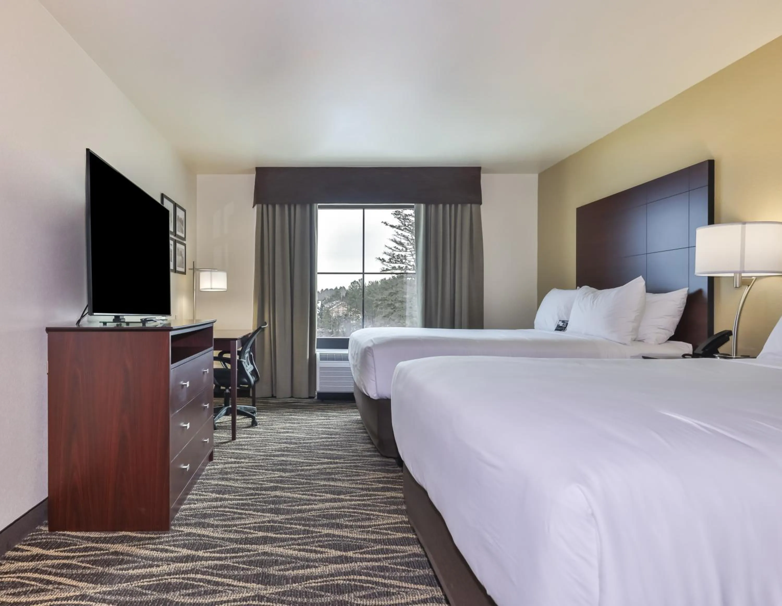 Bed in Cobblestone Hotel & Suites - Rhinelander