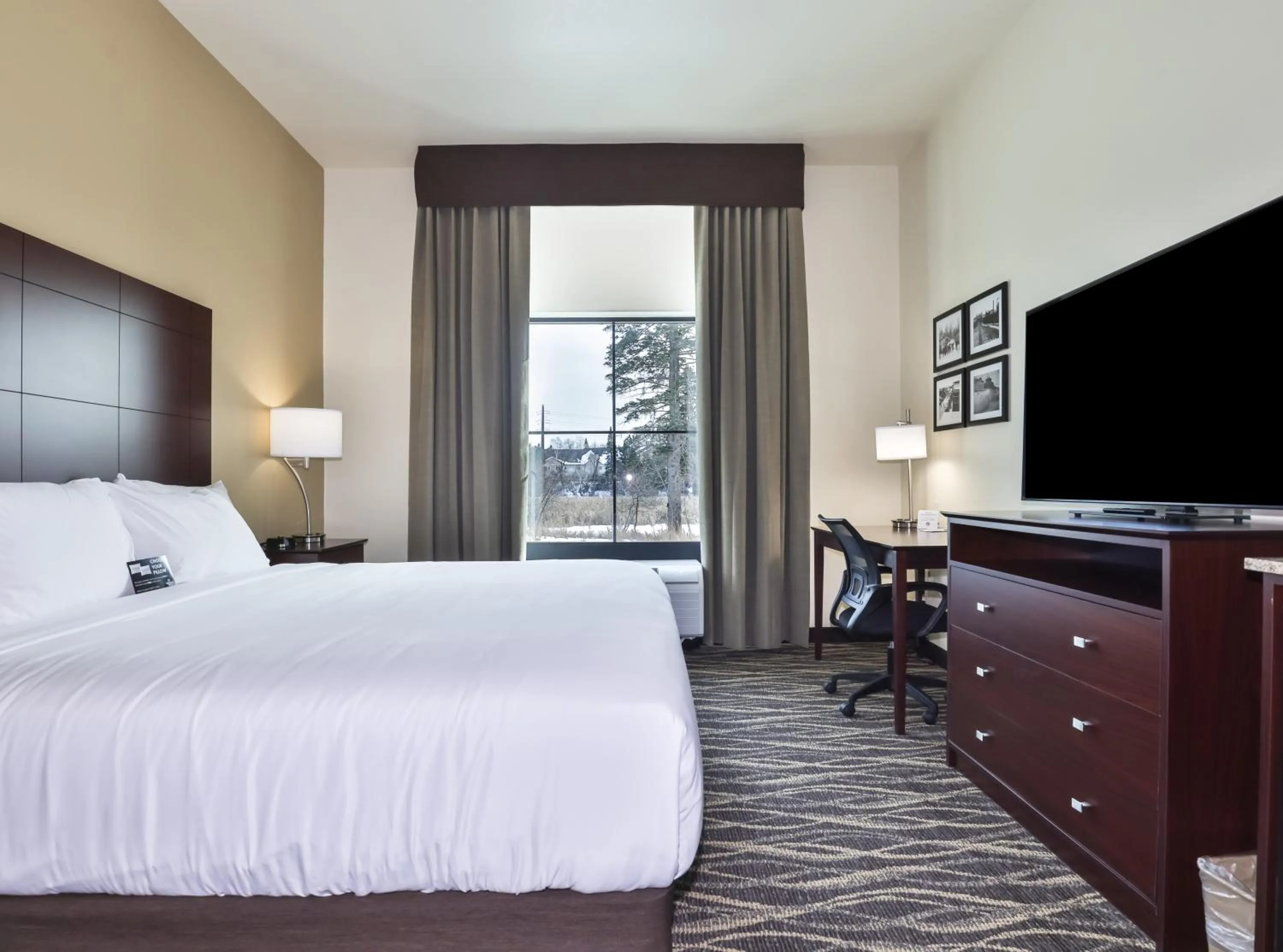 Bed in Cobblestone Hotel & Suites - Rhinelander