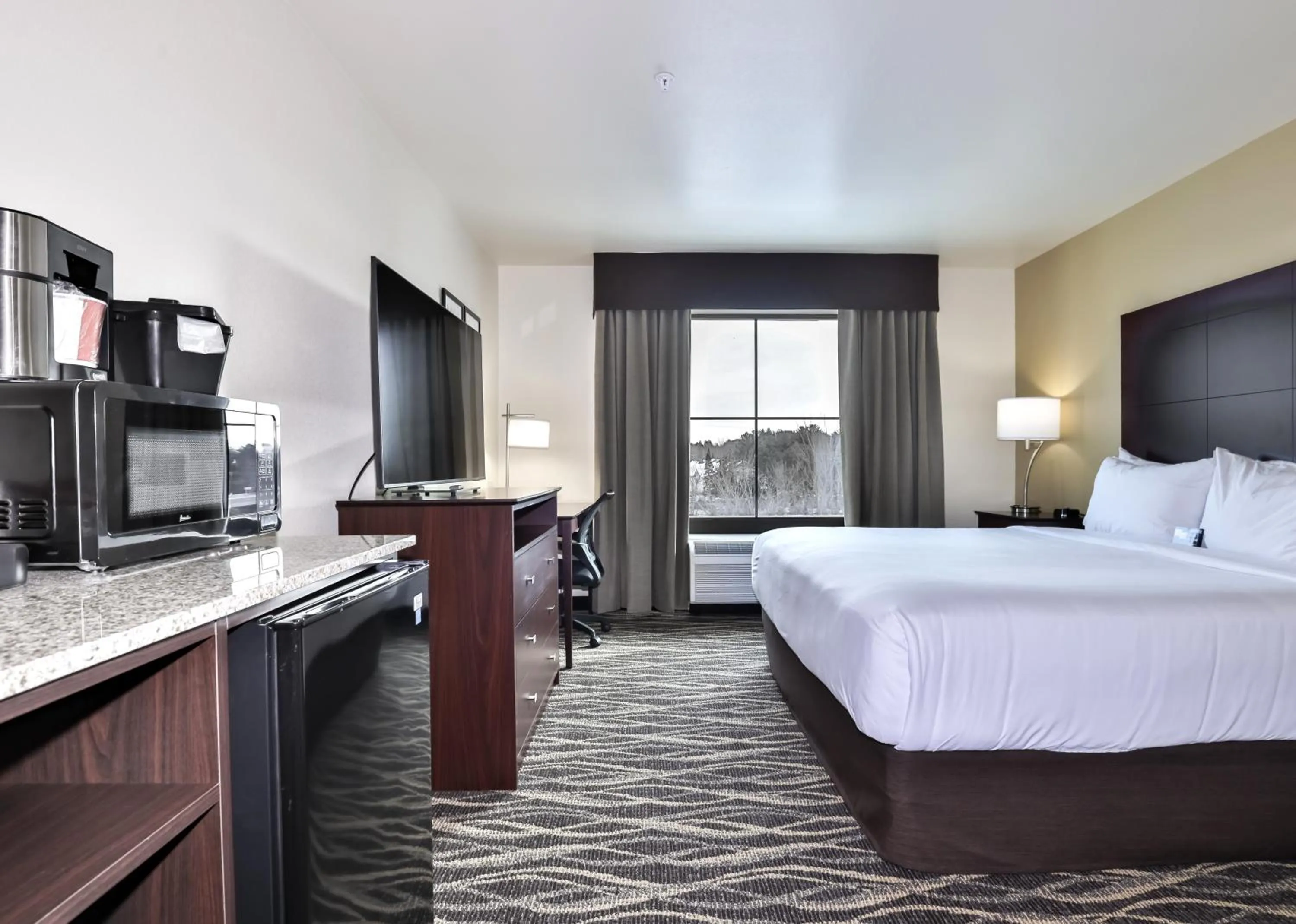 Bed in Cobblestone Hotel & Suites - Rhinelander