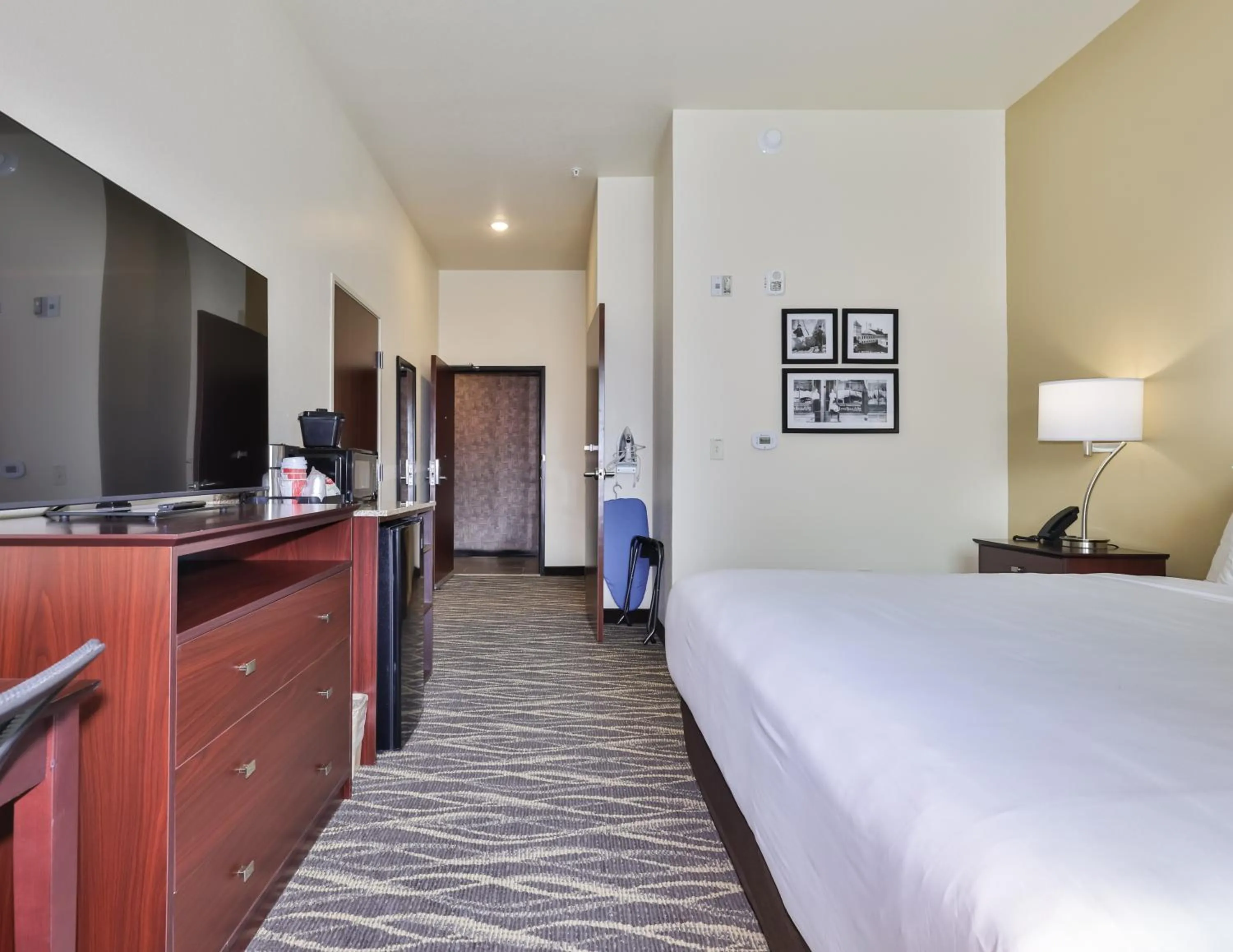 Photo of the whole room, Bed in Cobblestone Hotel & Suites - Rhinelander