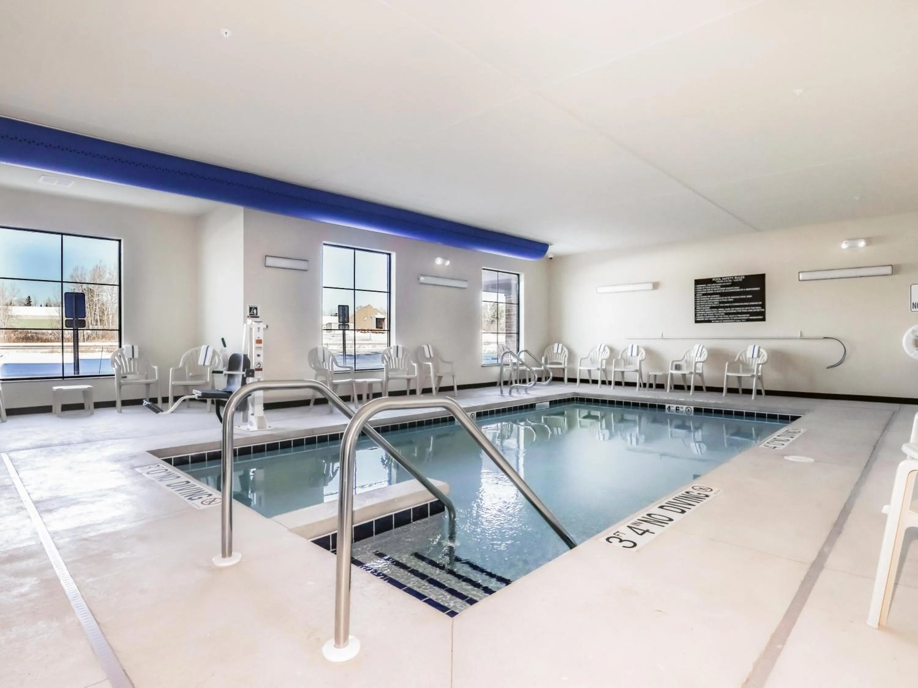 Swimming pool in Cobblestone Hotel & Suites - Rhinelander