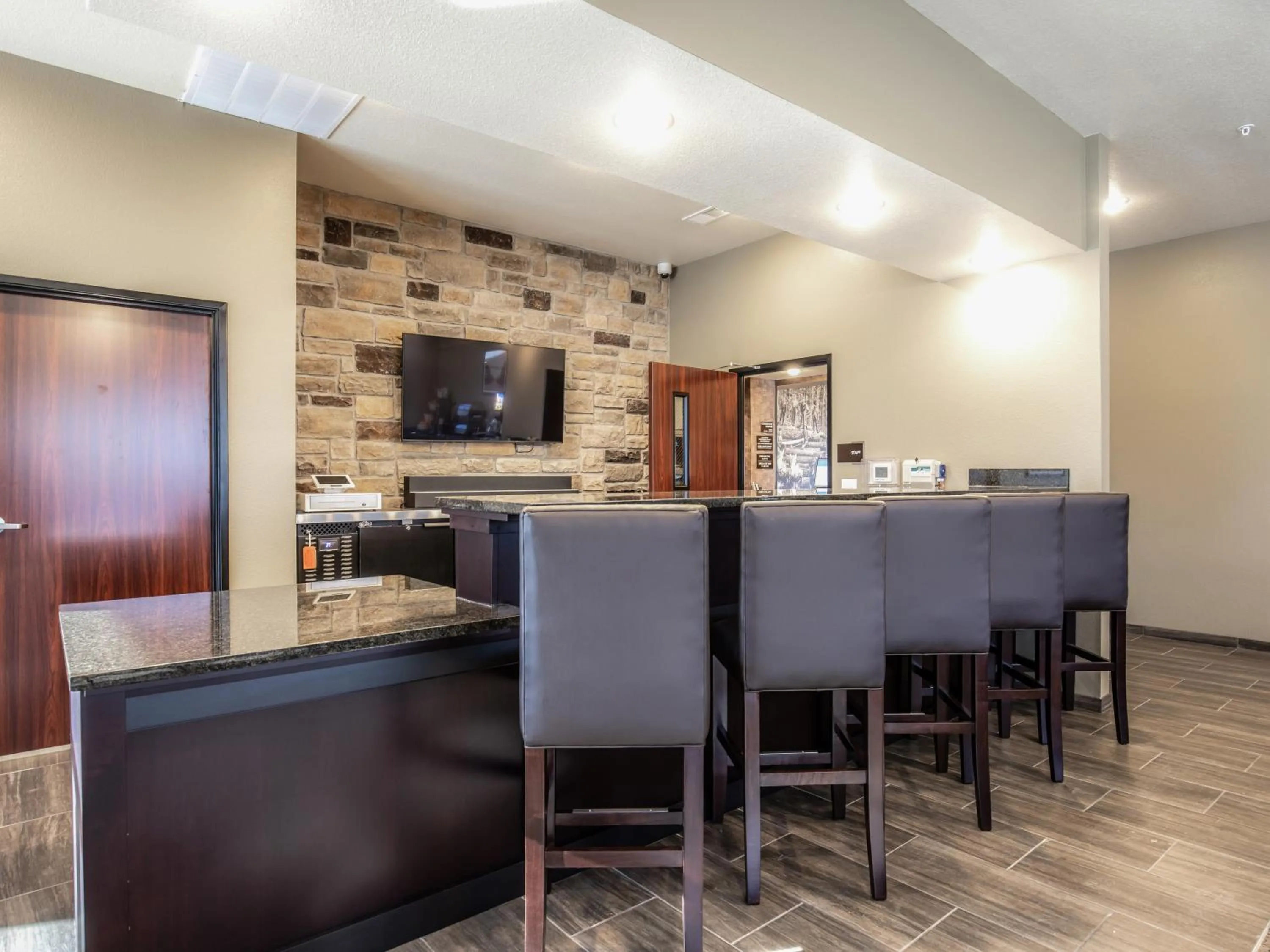 Lounge or bar in Cobblestone Hotel & Suites - Rhinelander