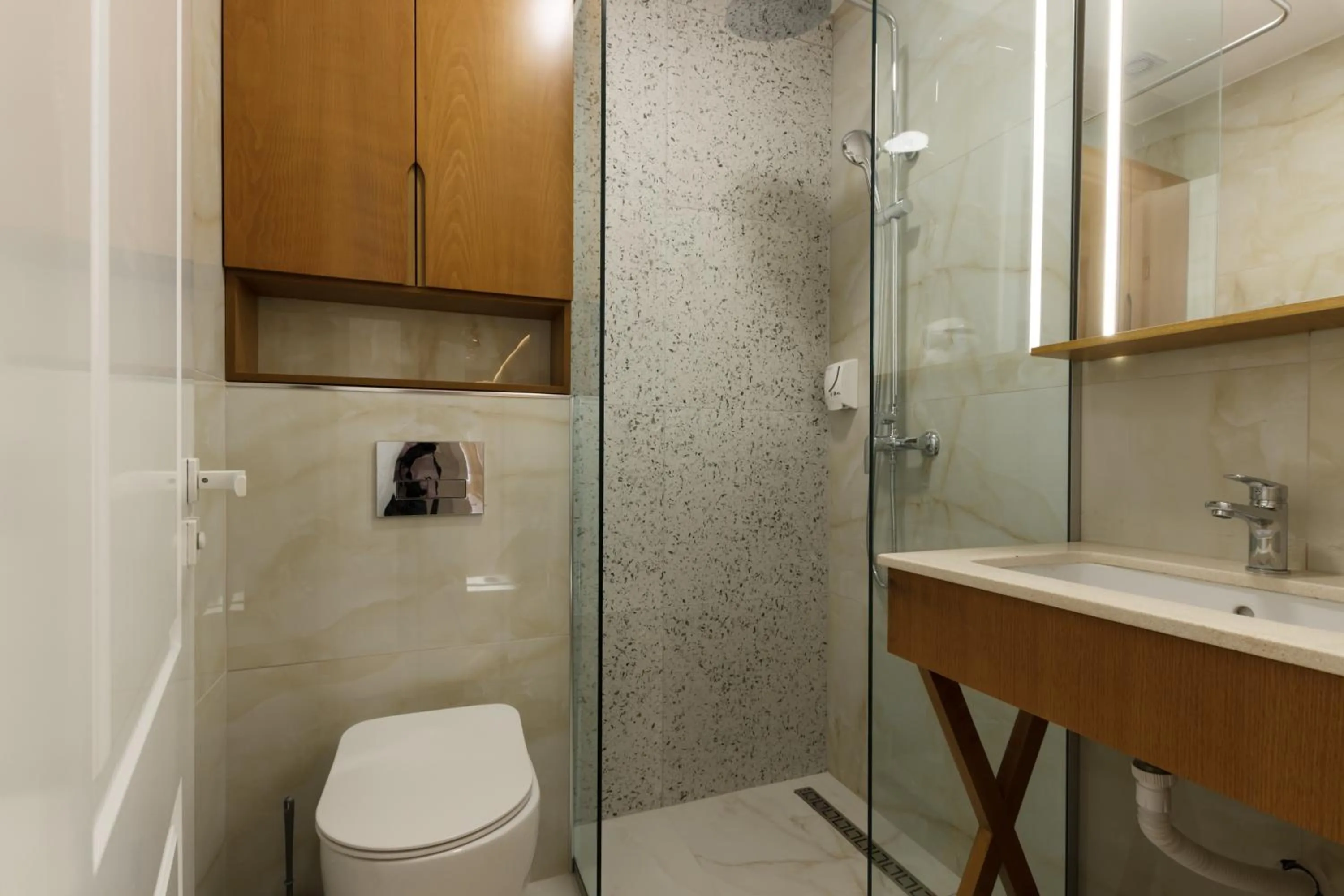 Shower in Bujtina Sophie