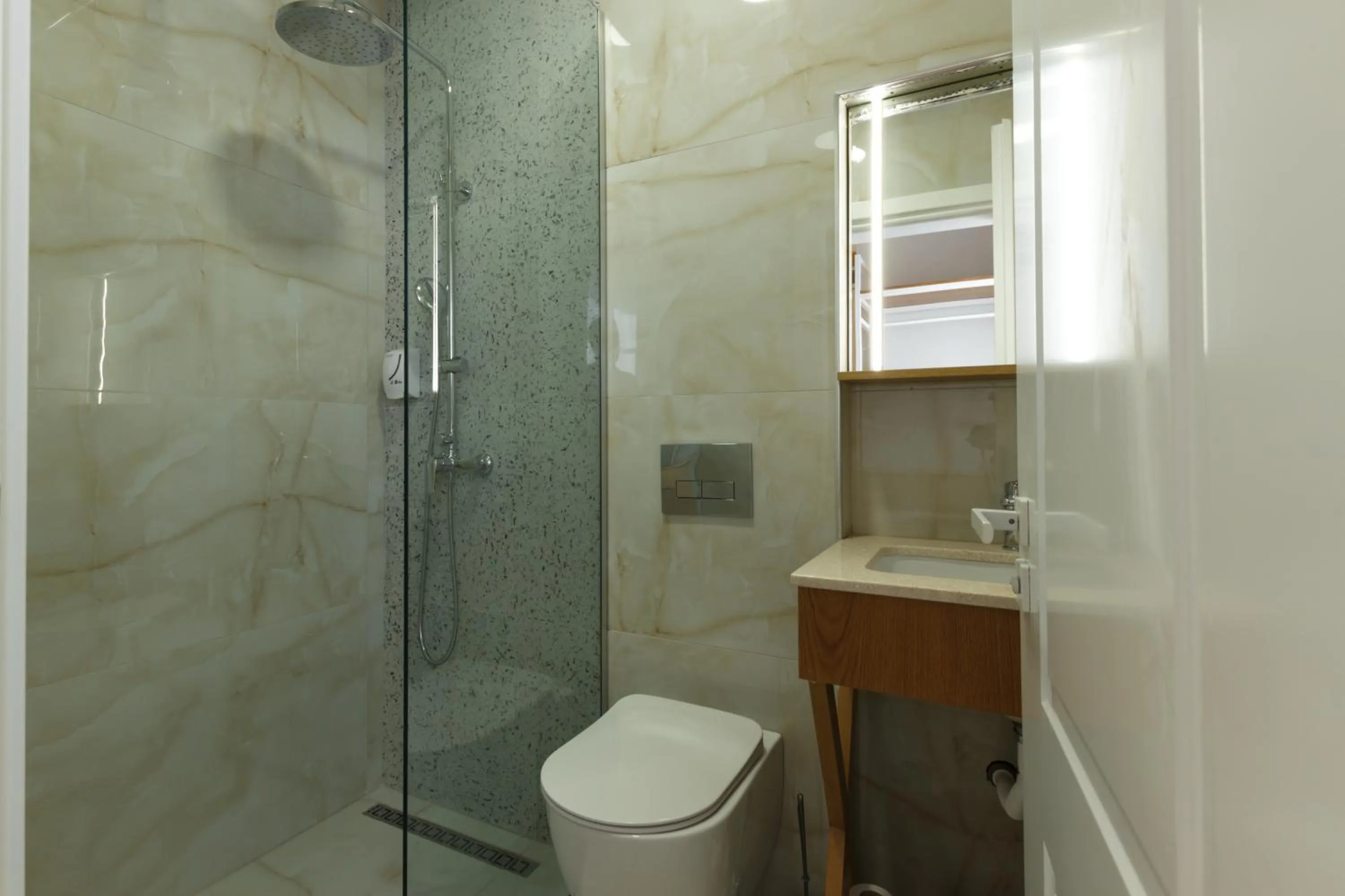 Shower in Bujtina Sophie