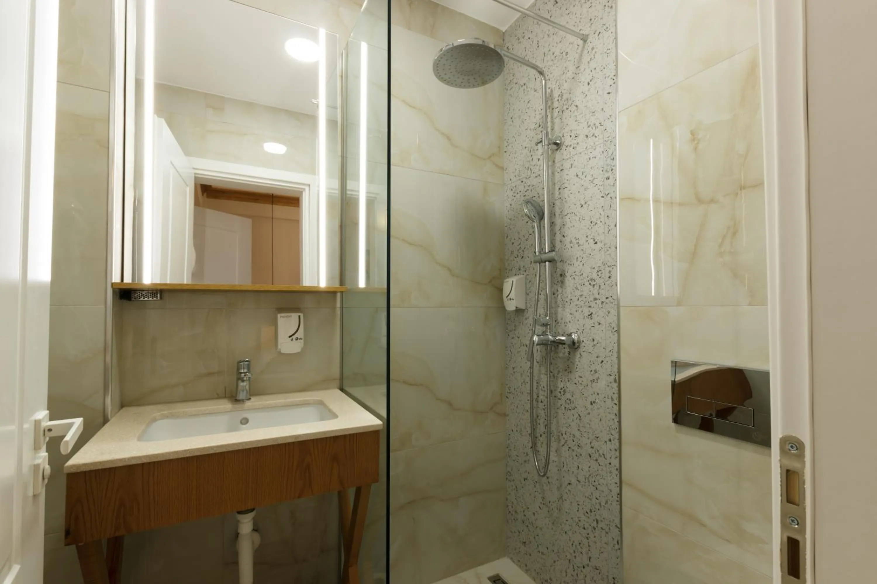 Shower in Bujtina Sophie