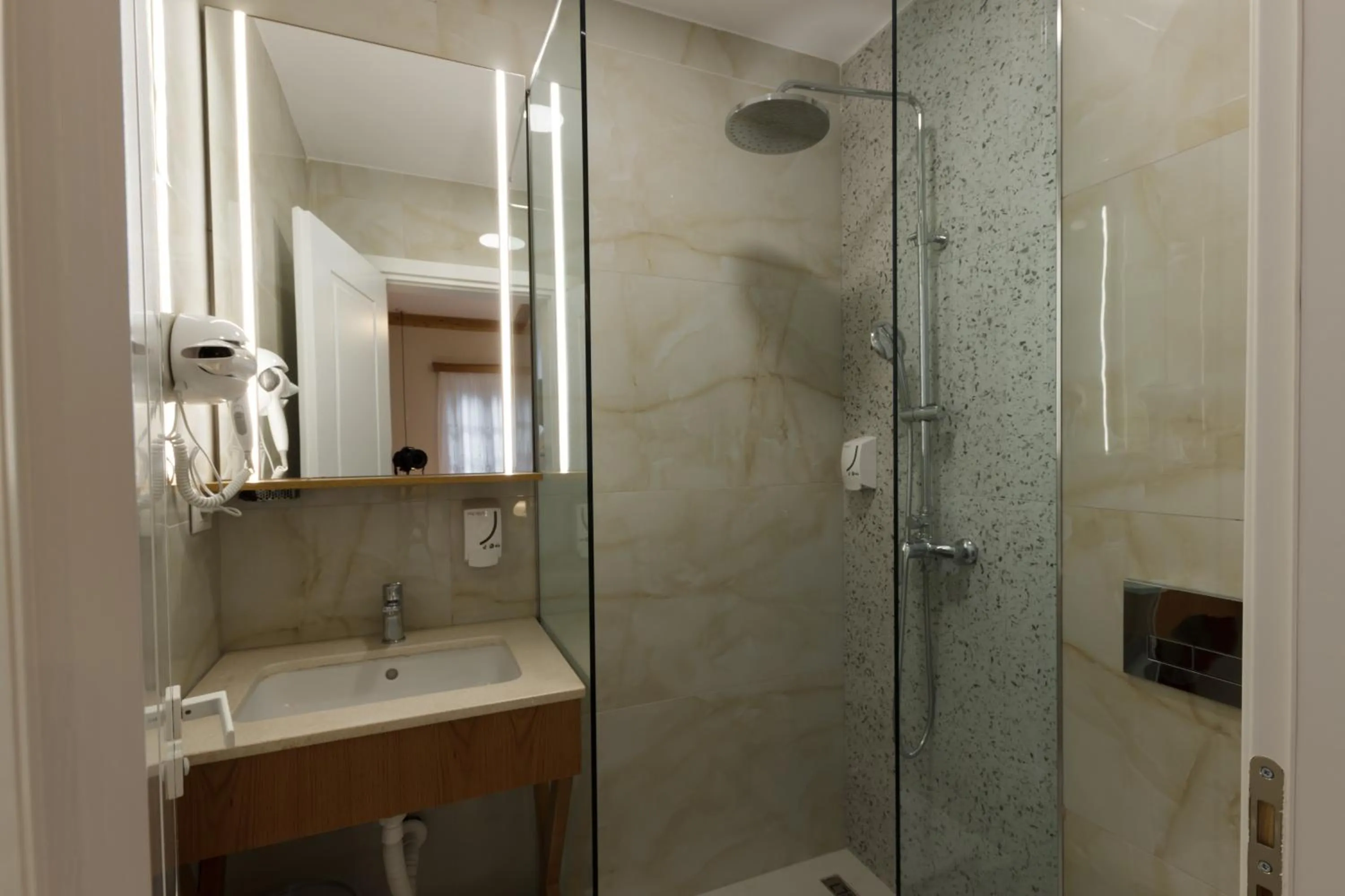 Shower in Bujtina Sophie