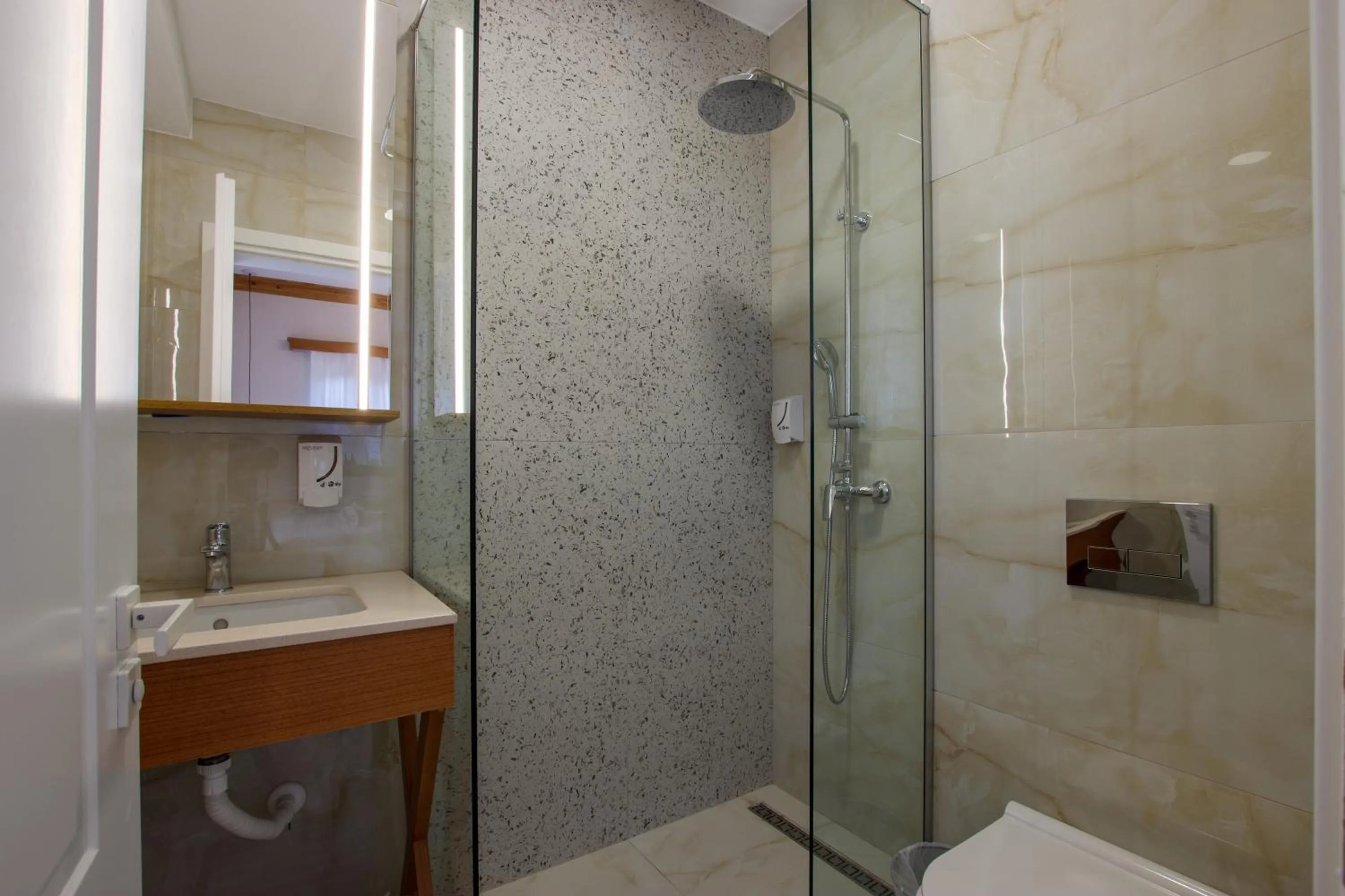 Shower in Bujtina Sophie