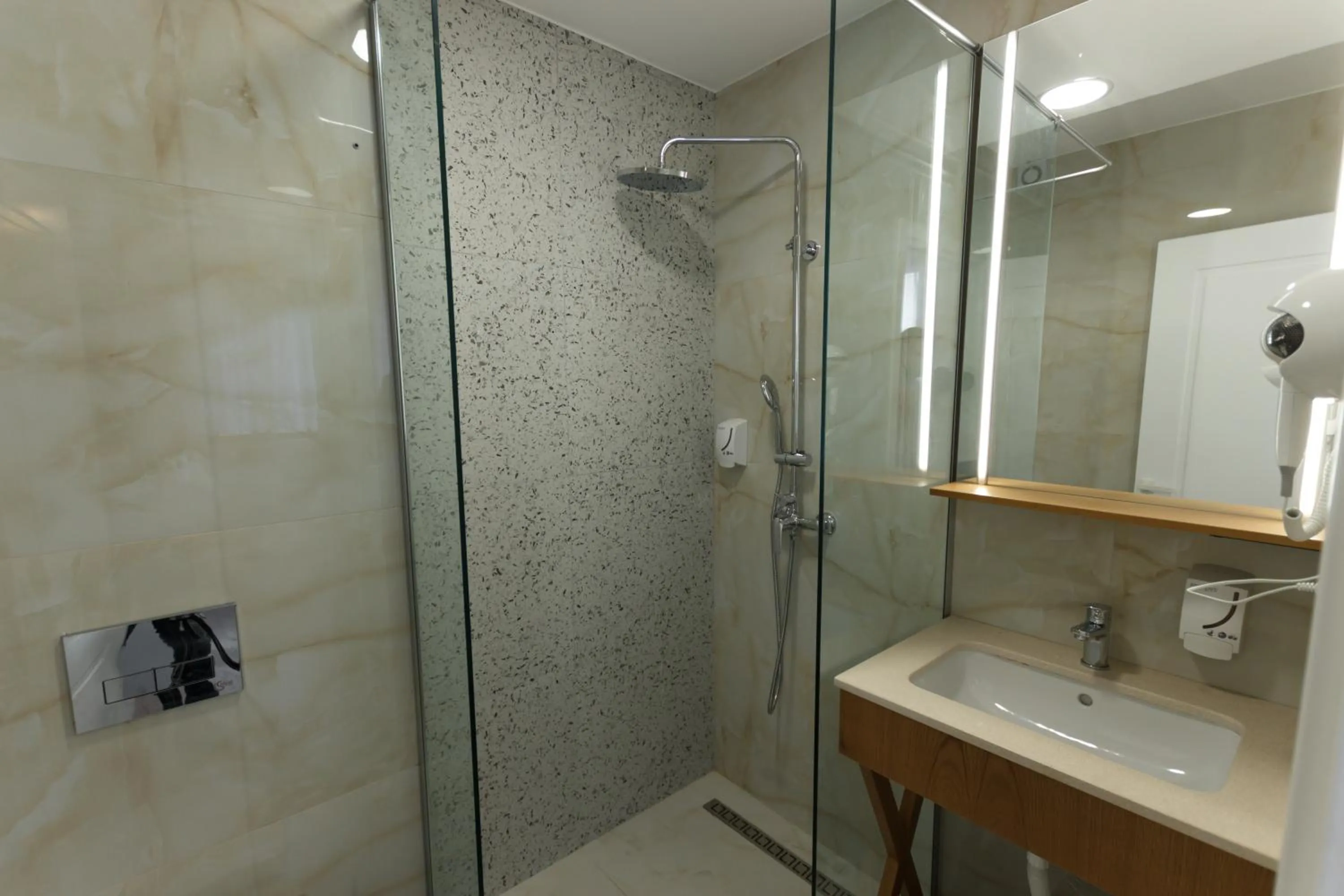 Shower in Bujtina Sophie