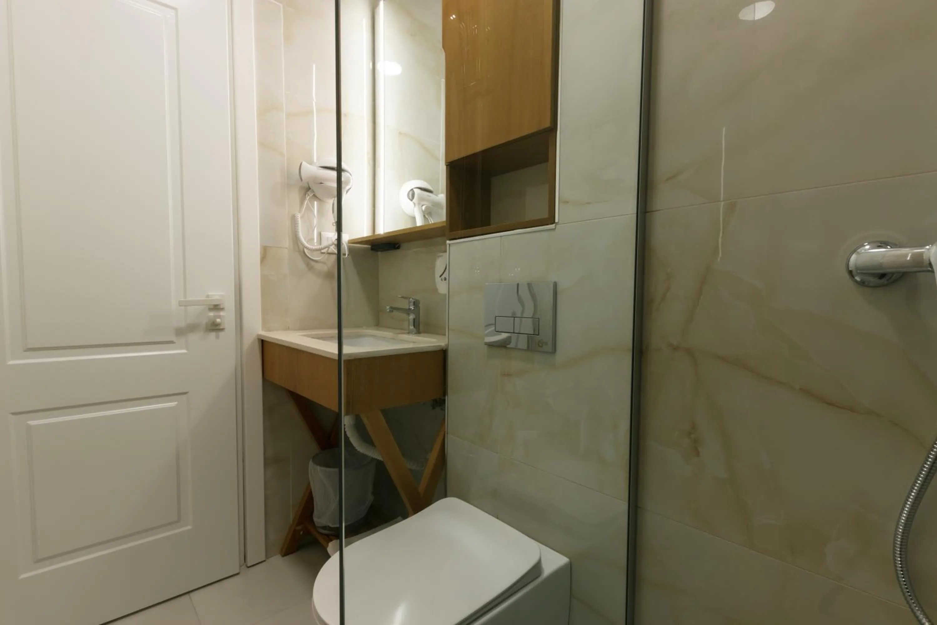 Shower in Bujtina Sophie