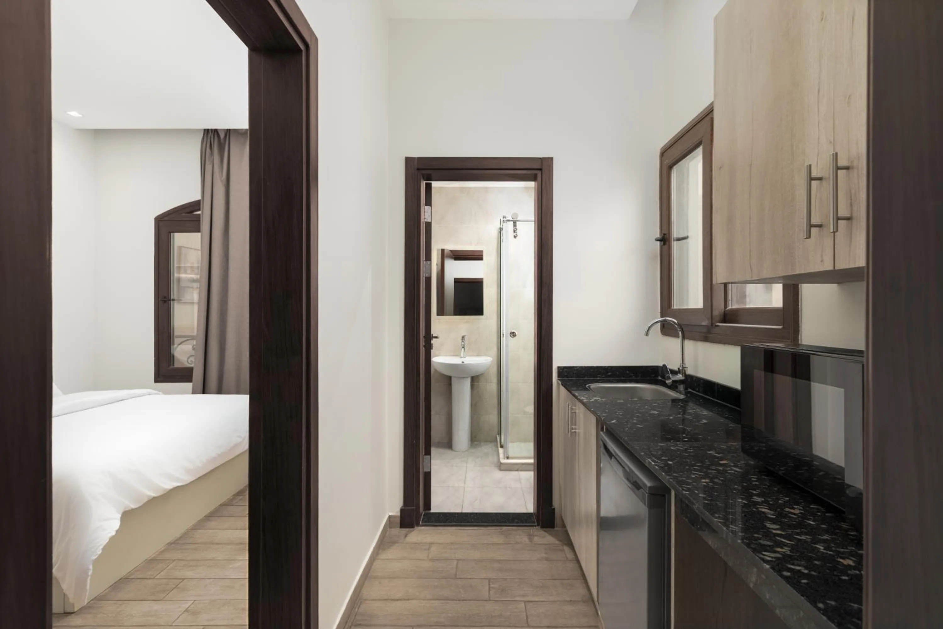 Bathroom, Bed in Sleep Inn Apart-Hotel