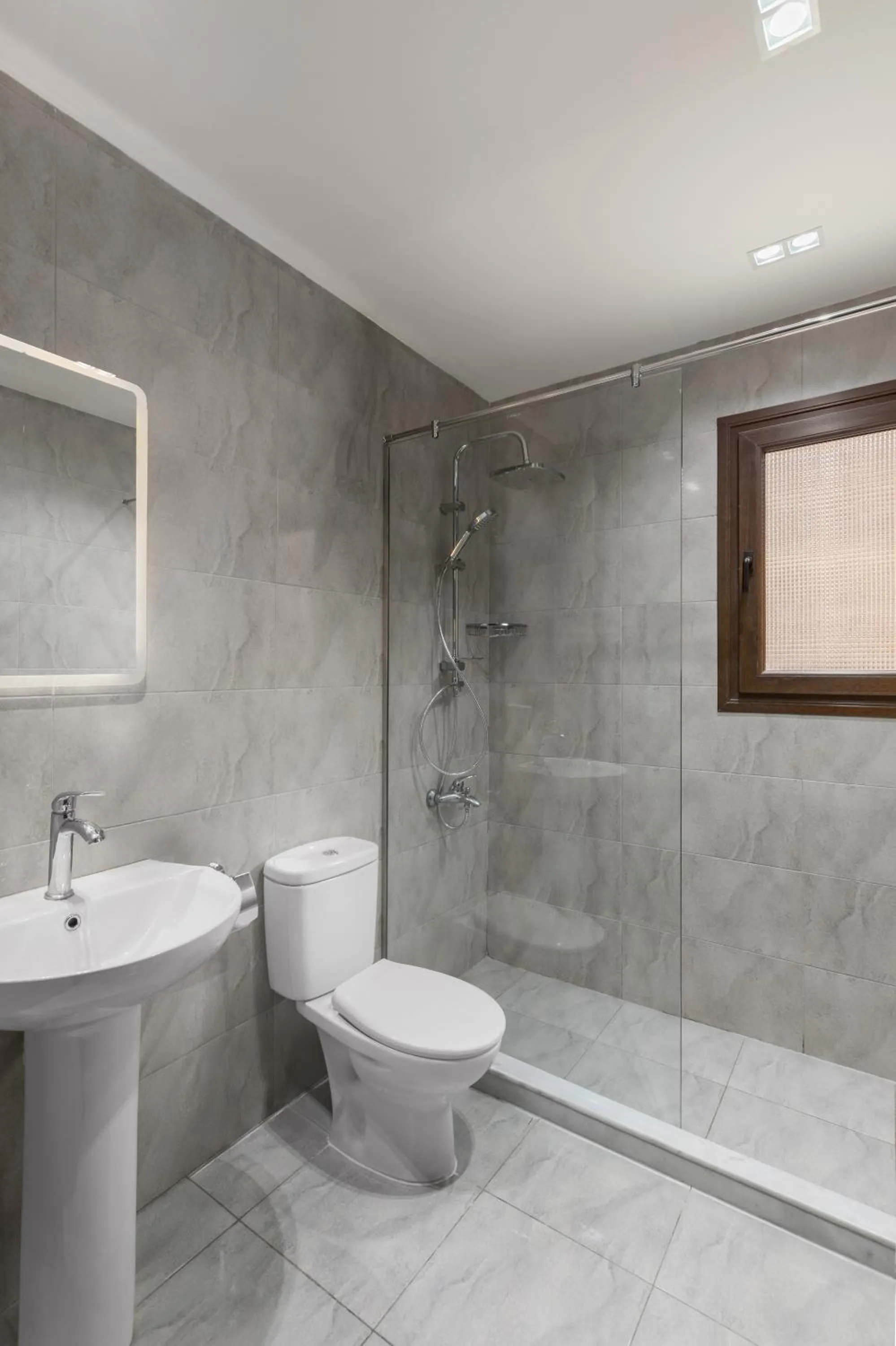 Shower in Sleep Inn Apart-Hotel