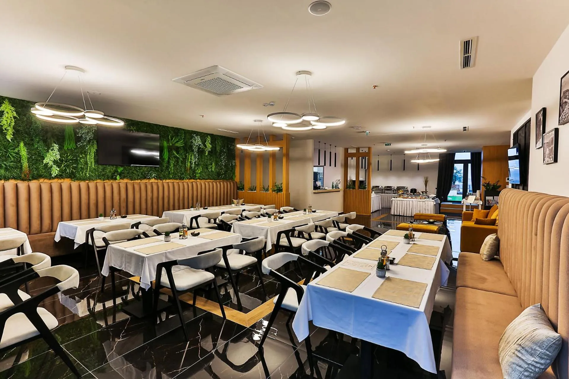 Restaurant/places to eat in Hotel Boka