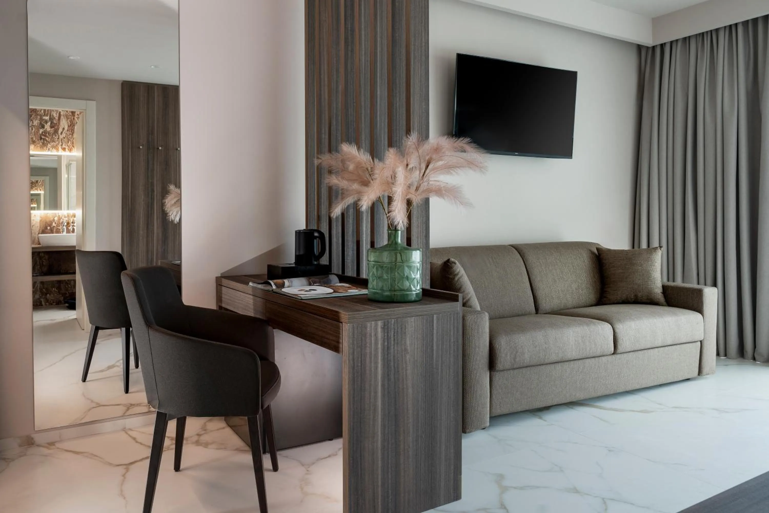 TV and multimedia in Bolina Suite & Spa