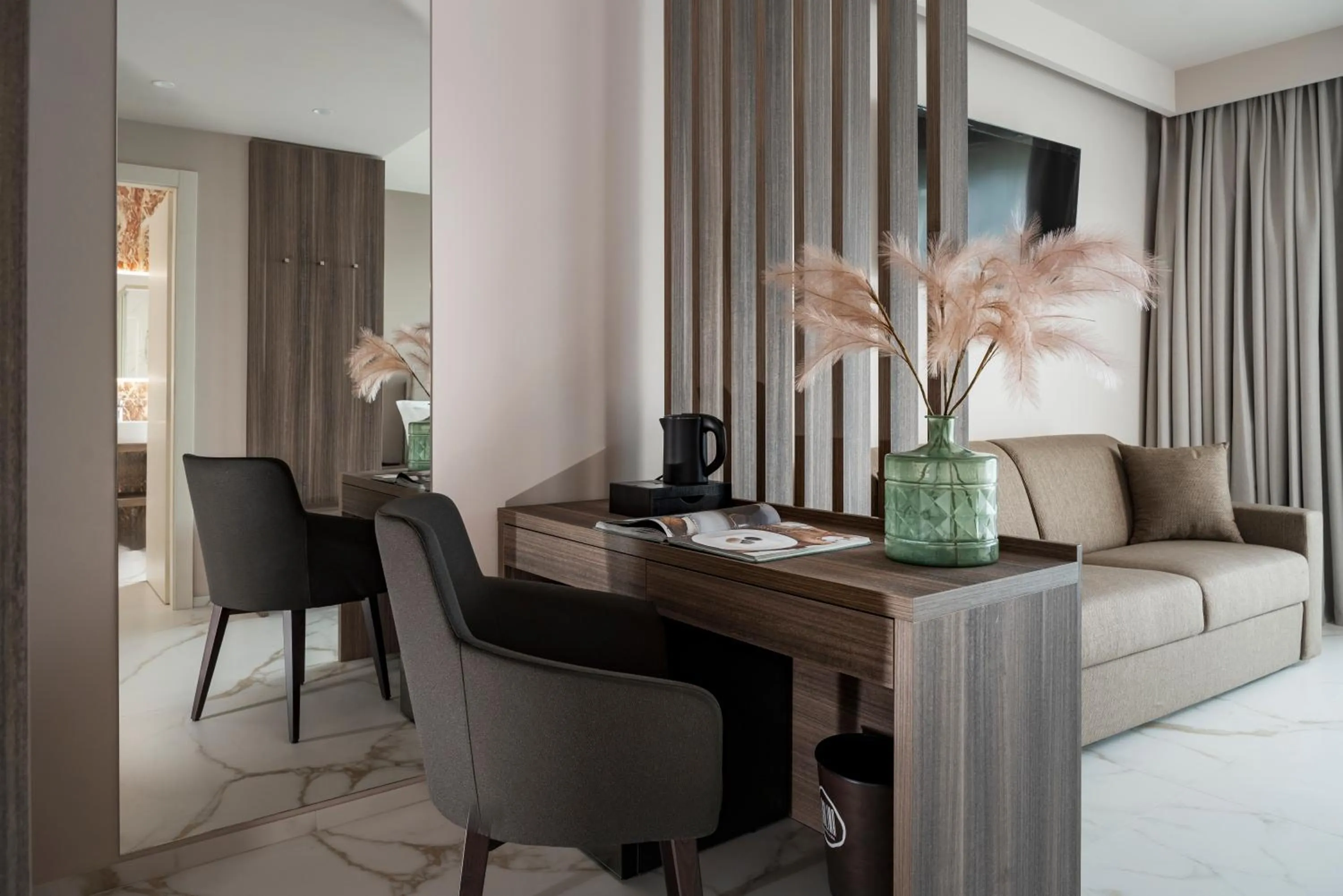 TV and multimedia in Bolina Suite & Spa