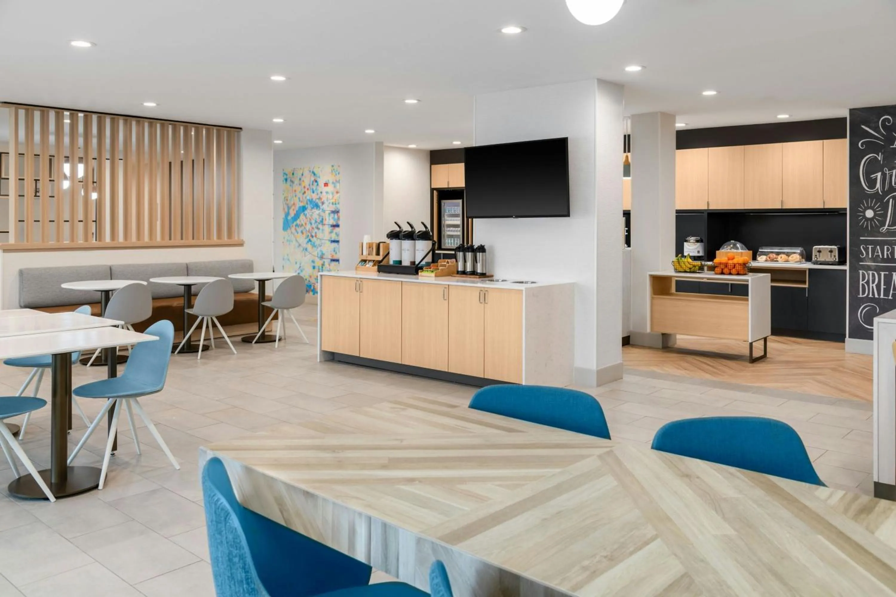 Breakfast in TownePlace Suites by Marriott Holland