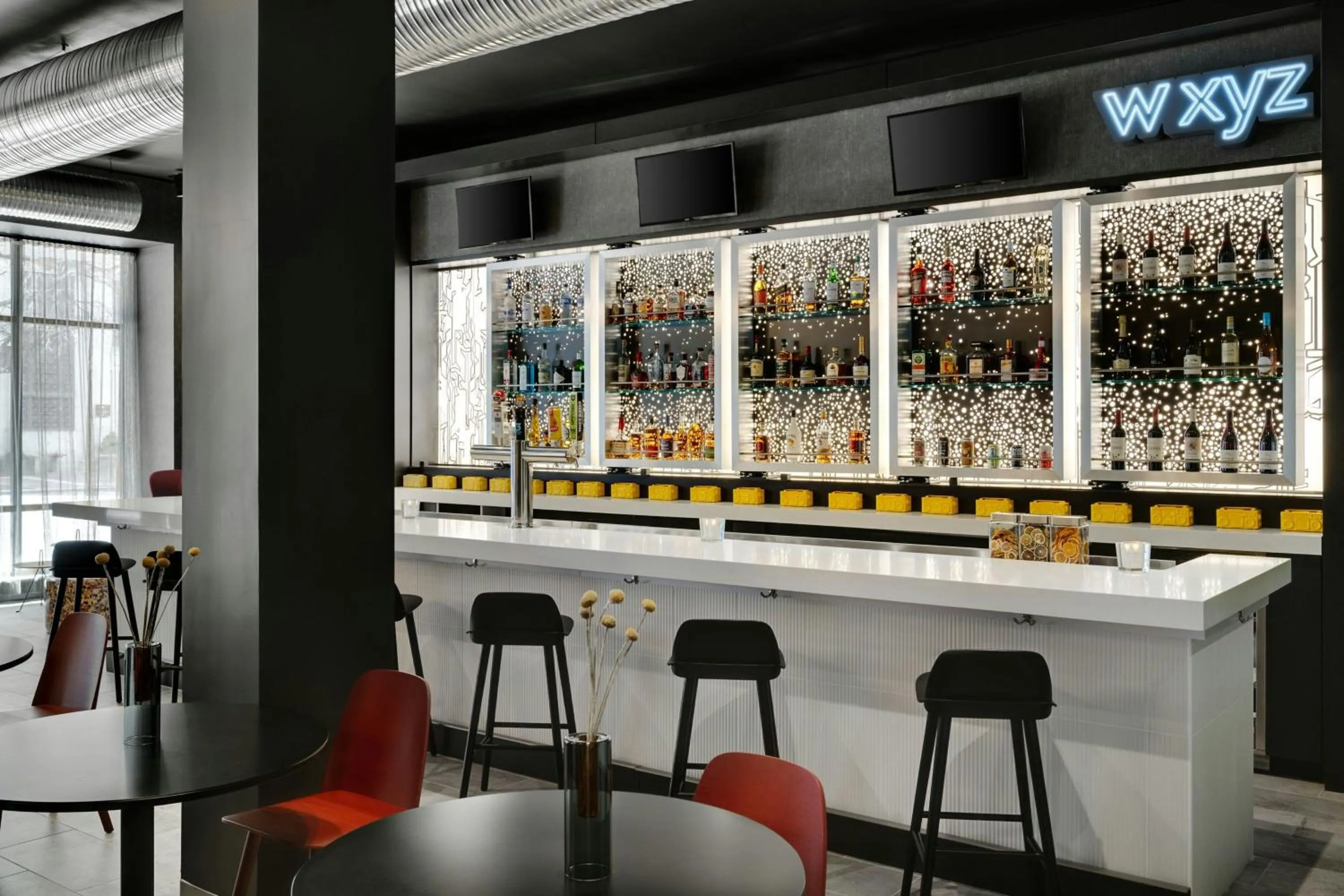 Lounge or bar in Aloft Indianapolis Downtown